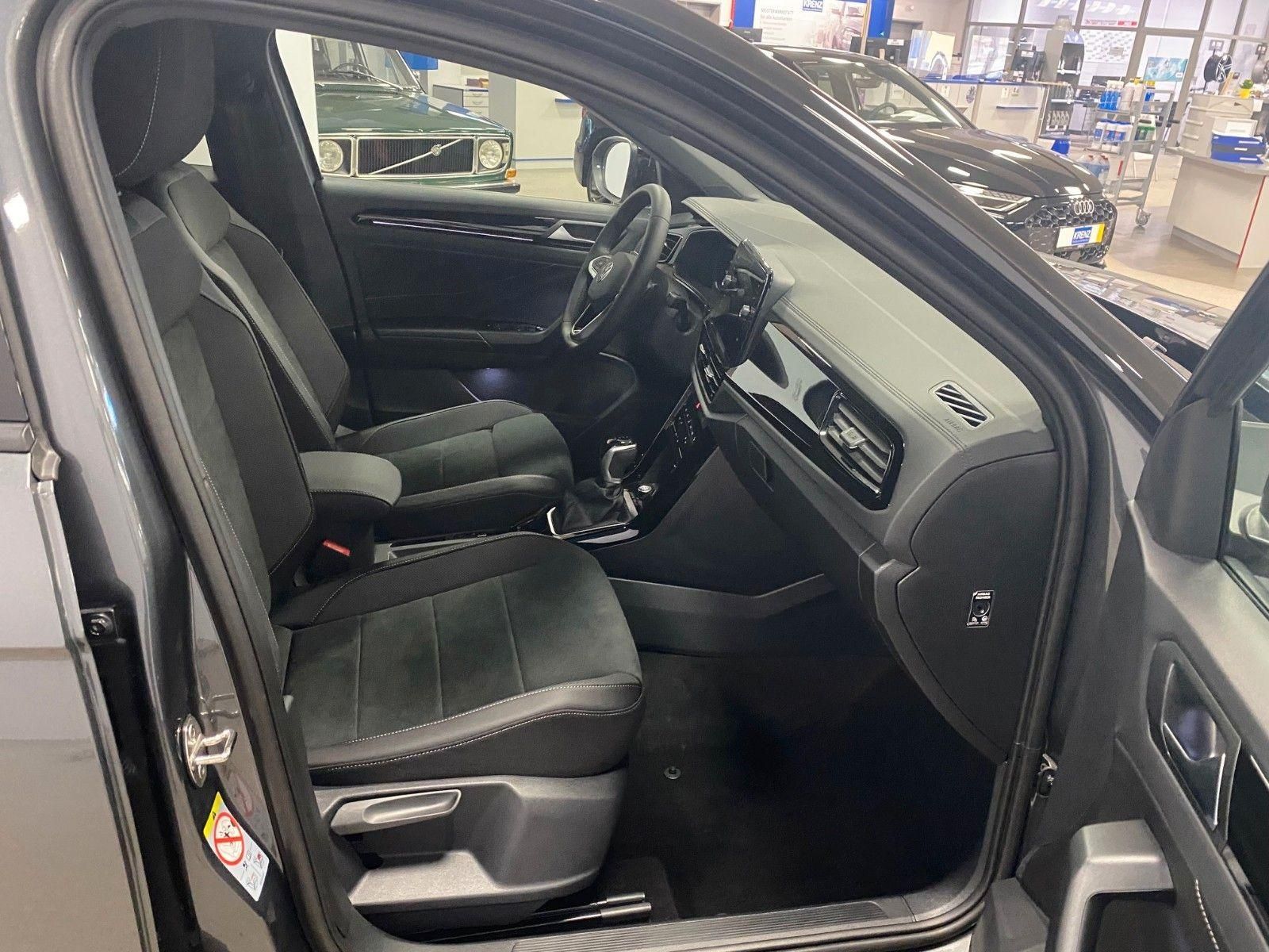 Fahrzeugabbildung Volkswagen T-Roc 1.5 TSI DSG Style+NAVI+IQ-MATRIX+Black Sty
