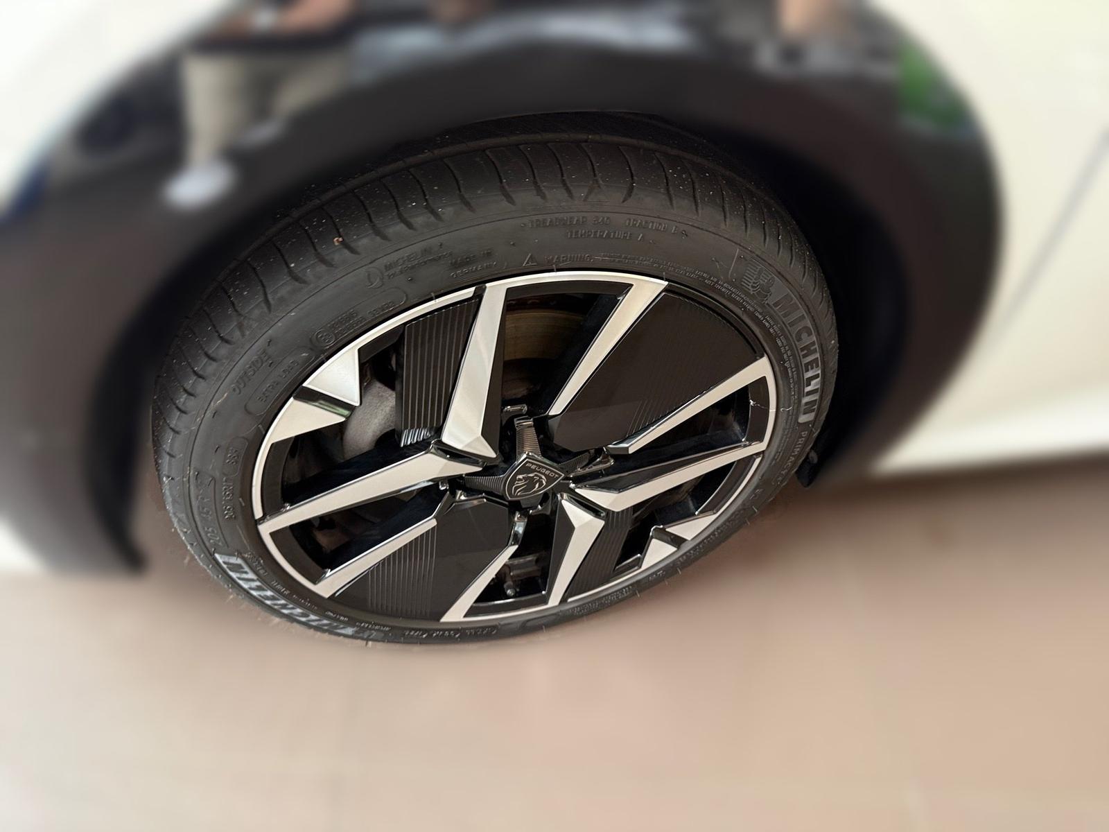 Peugeot 208 Hybrid 136 eDSC6 GT LED PDC Kamera DAB