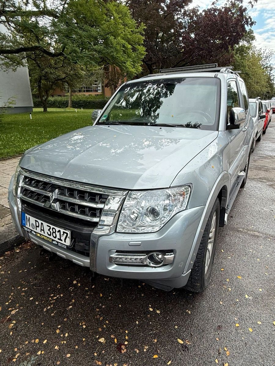 MITSUBISHI Pajero