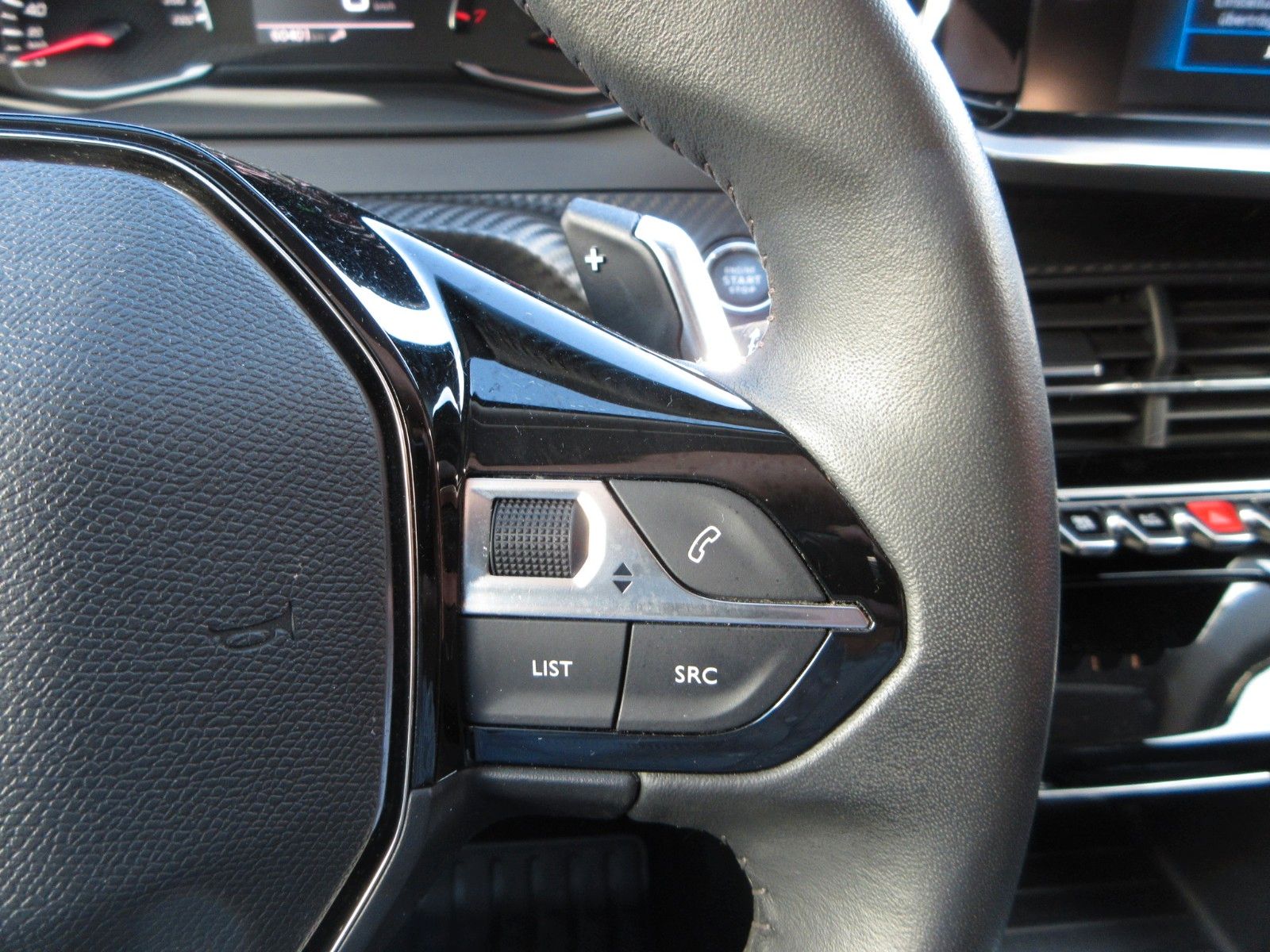 Fahrzeugabbildung Peugeot 2008 Allure 1.2T LED/NAVI/PDC/R´CAM/ALU