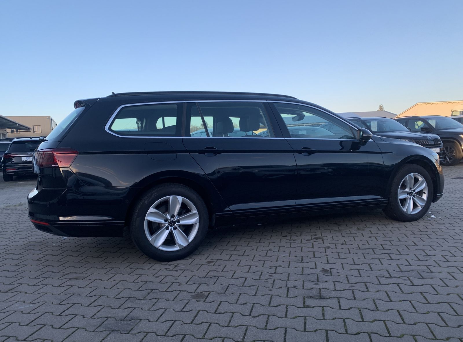 Fahrzeugabbildung Volkswagen Passat Variant 2.0 TDI*LED-Matrix*Cam*ACC*Side*