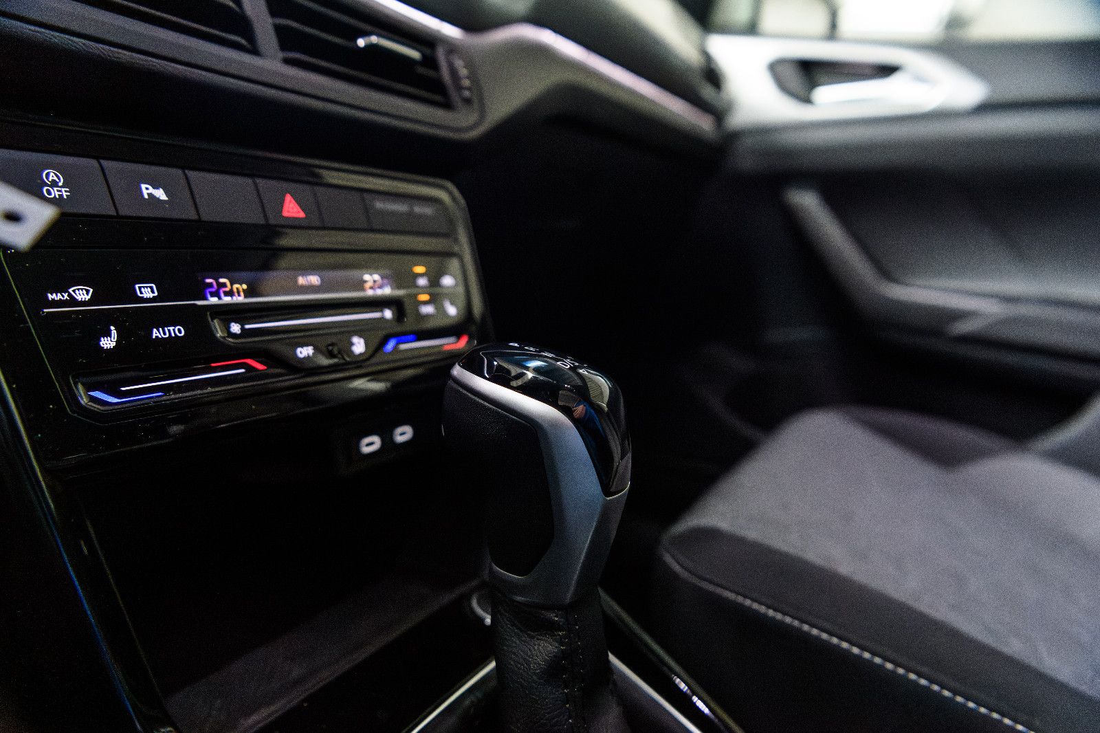 Fahrzeugabbildung Volkswagen T-Cross Move+AHK+GJR+NAVI+SHZ+ALU+ACC+DAB