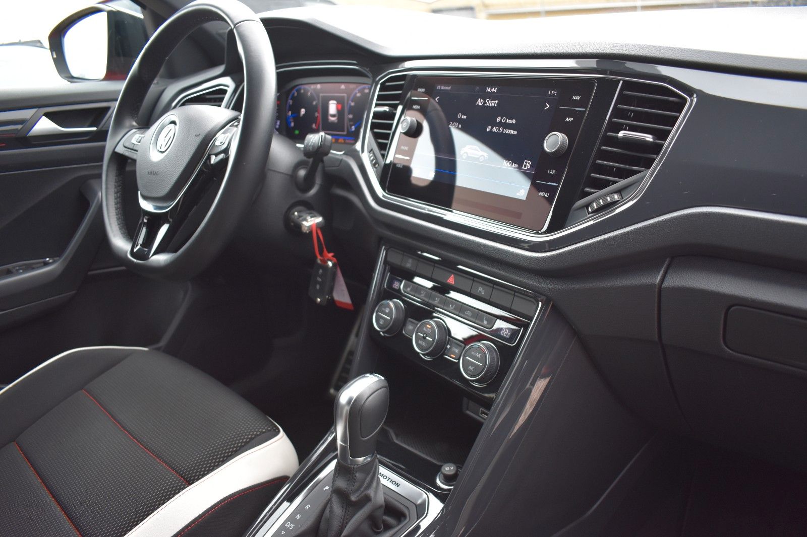 Fahrzeugabbildung Volkswagen T-Roc Sport 4Motion LED AHK Applecar Automatik