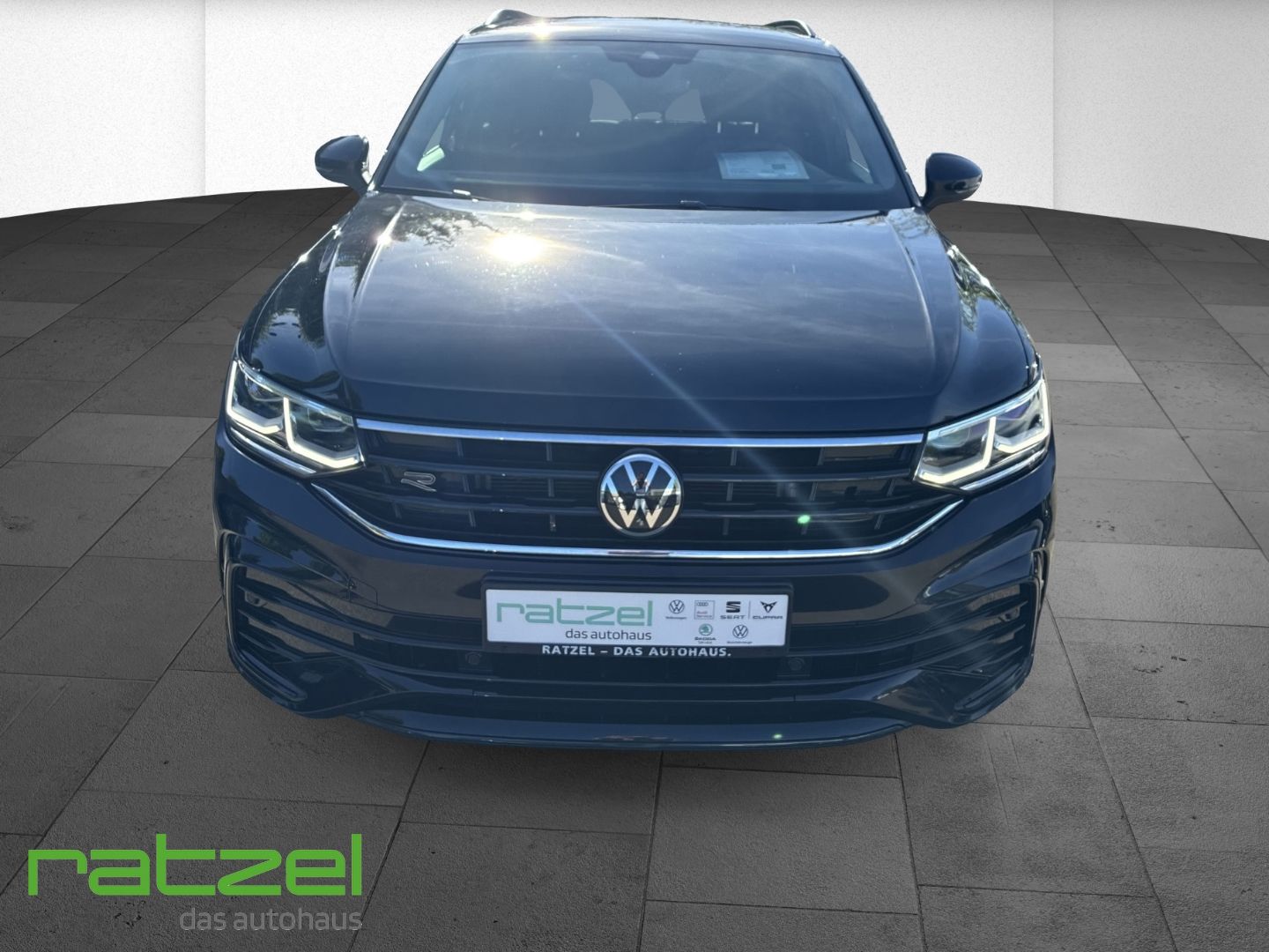 Fahrzeugabbildung Volkswagen Tiguan R-Line 1.5 TSI DSG Sportpaket AHK-klappba