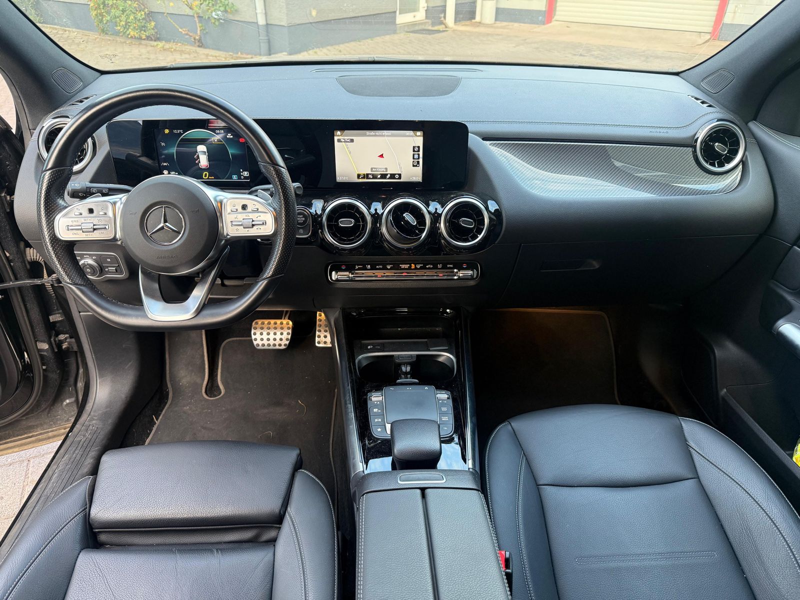 Fahrzeugabbildung Mercedes-Benz GLA 200 d 8G AMG-Line LED+NAV+SHZ+AHK+KAM+CARPL+