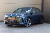 BMW iX 60 M SPORT.SOFTCL.LUFTFEDER.SKY.MASSAGE.SKY - mit Elektro-Antrieb: Blau, Panorama-Dach