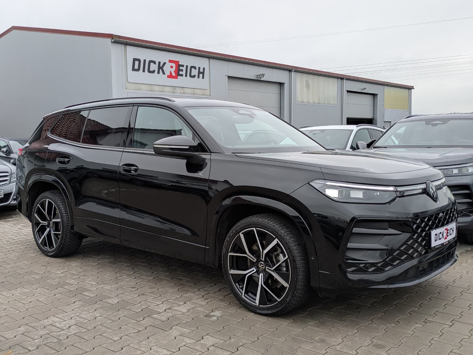 Fahrzeugabbildung Volkswagen Tayron 2.0 TDI 4M R-Line BLACK*7Si*MATRIX*PANO