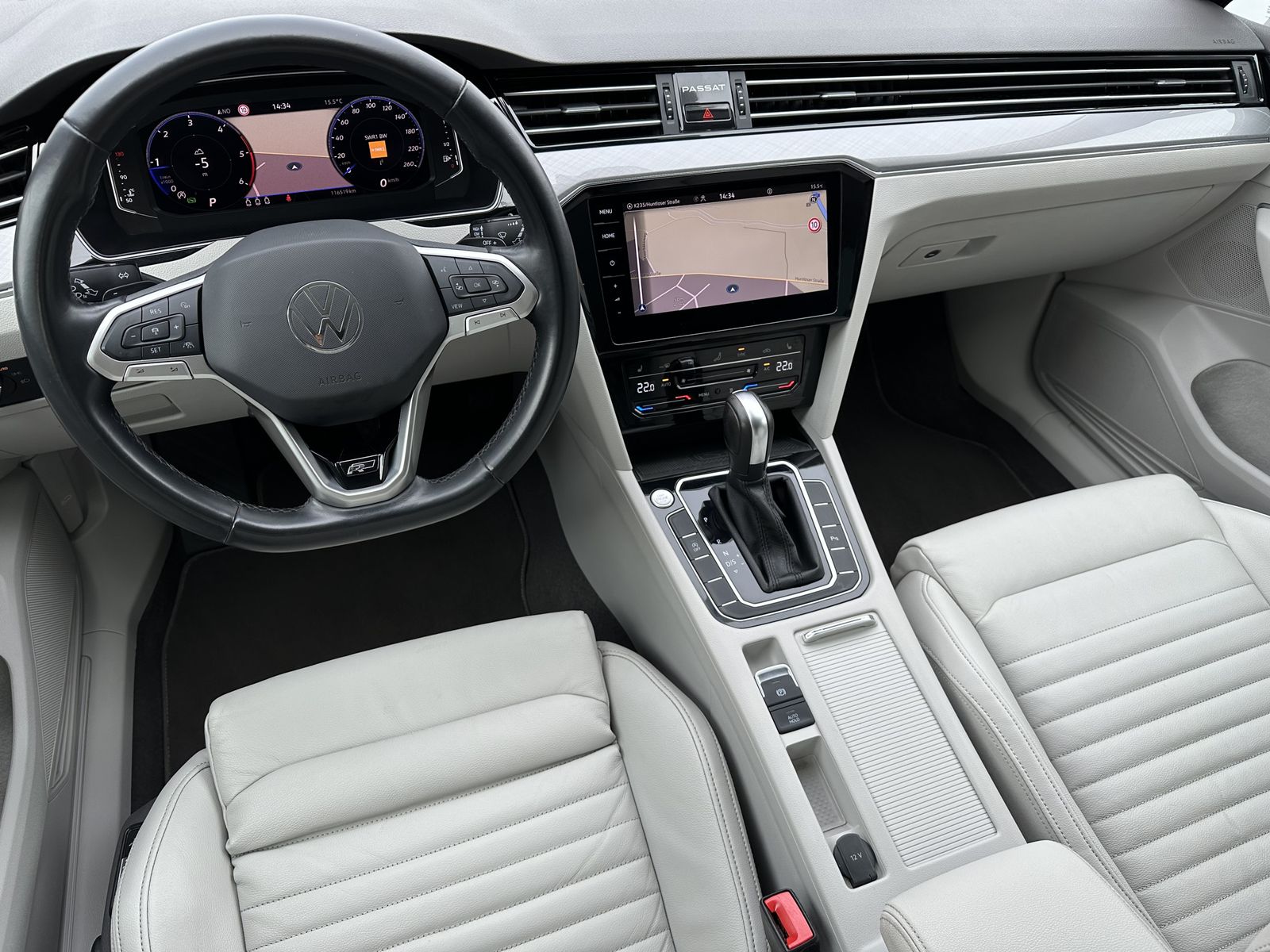 Fahrzeugabbildung Volkswagen Passat Variant 2.0 TDI DSG R-Line NAV+LED+AHK+VC