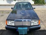 Mercedes-Benz W124 230E - Mercedes-Benz 230 mit Benzin-Antrieb