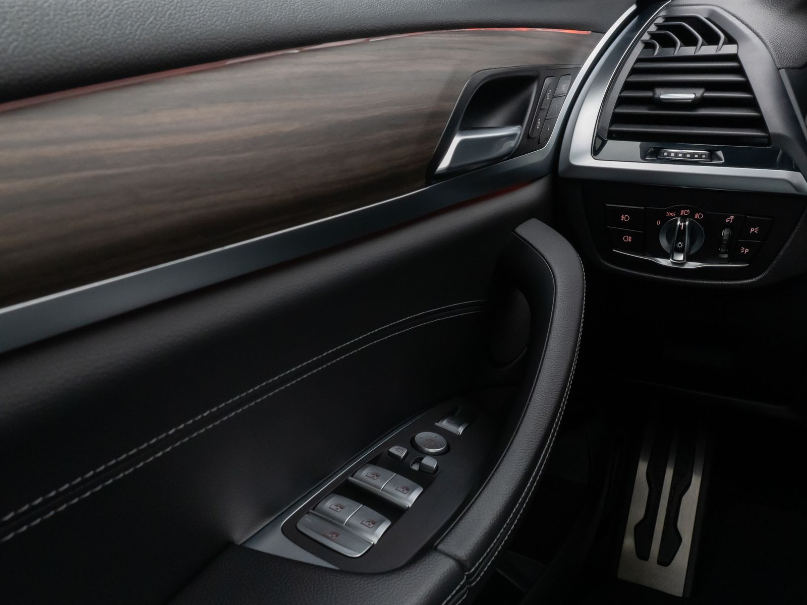 Fahrzeugabbildung BMW X4 xD20d M Sport X Panoram 360°HUD Komfort Alarm