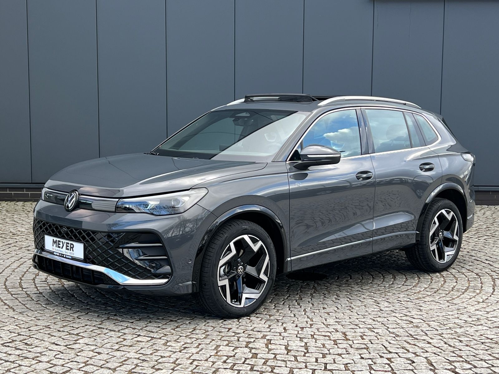 Fahrzeugabbildung Volkswagen Tiguan R-Line 1.5 eTSI DSG *AHK, ACC, IQ.Light,