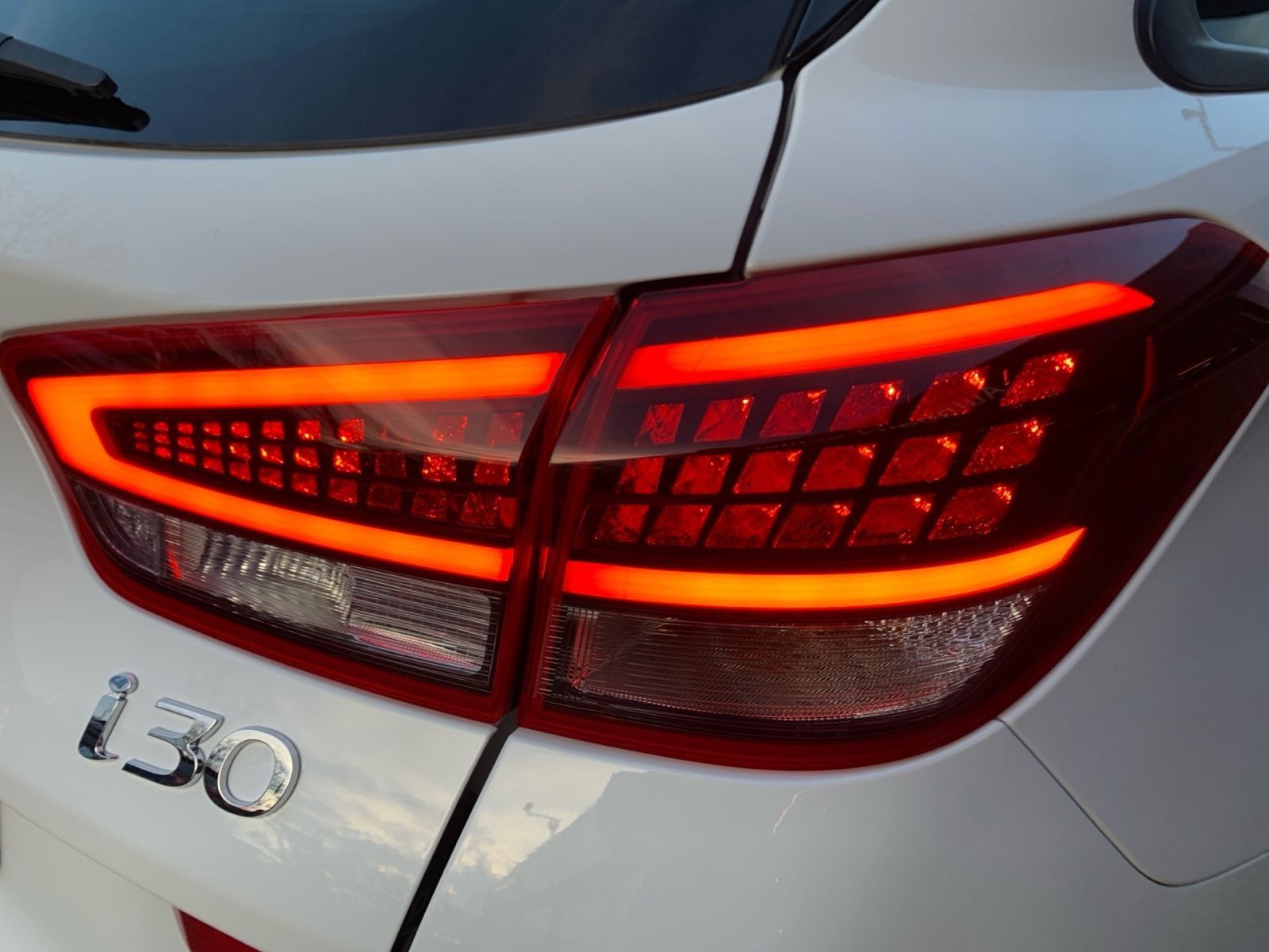 Fahrzeugabbildung Hyundai i30 Kombi 1.0 T-GDI Connect & Go Navi LED