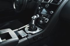 Fahrzeugabbildung Aston Martin V12 Vantage Carbon Black Edition *MwSt / Manual*