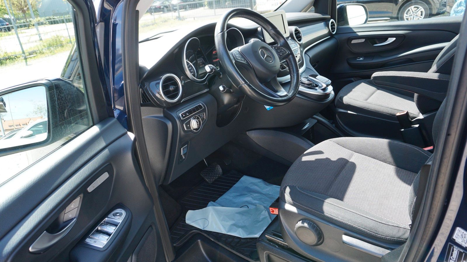 Fahrzeugabbildung Mercedes-Benz V 220d EDITION lang  7 Sitze,Navi,AHK,SR+WR