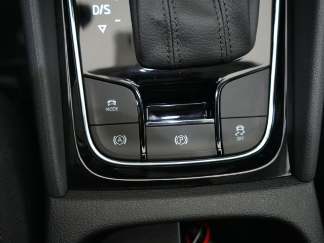 Karoq STYLE TDI DSG+AHK+NAVI+SITZ-/LENKRADHEIZUN