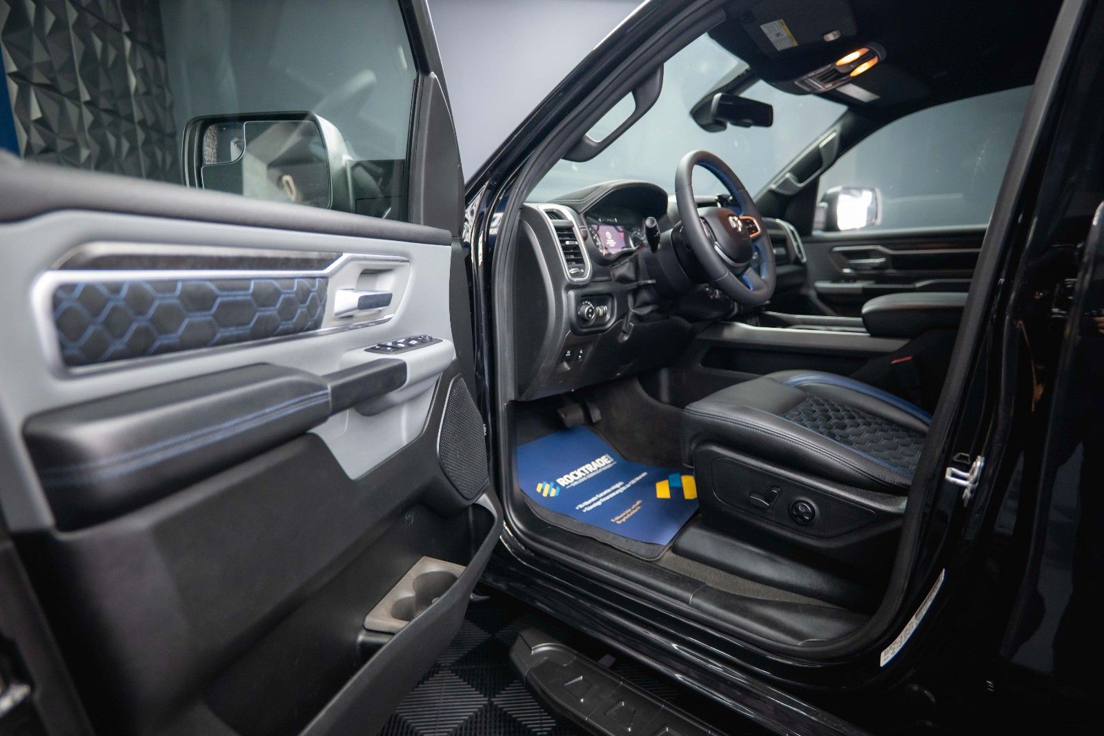 Fahrzeugabbildung Dodge RAM 5.7 V8 HEMI 4x4 OFFROAD Night-Paket LONGBED