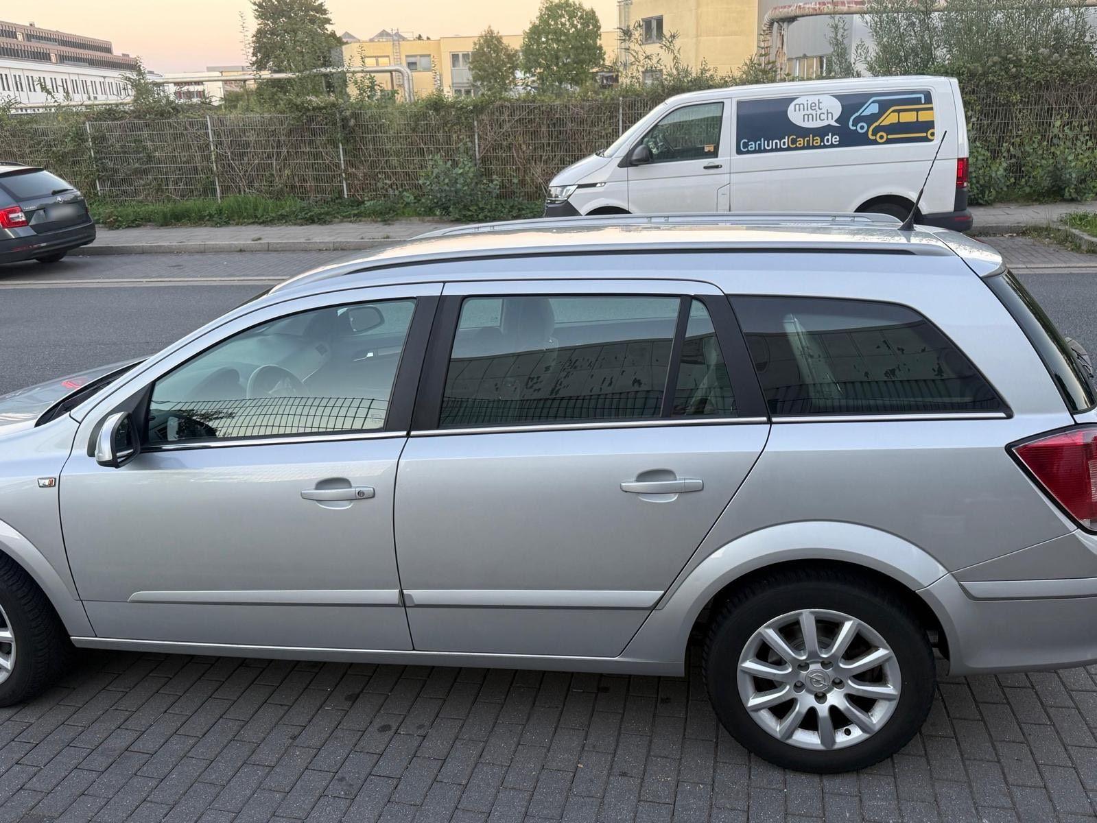 Opel Astra 2005 — rear view