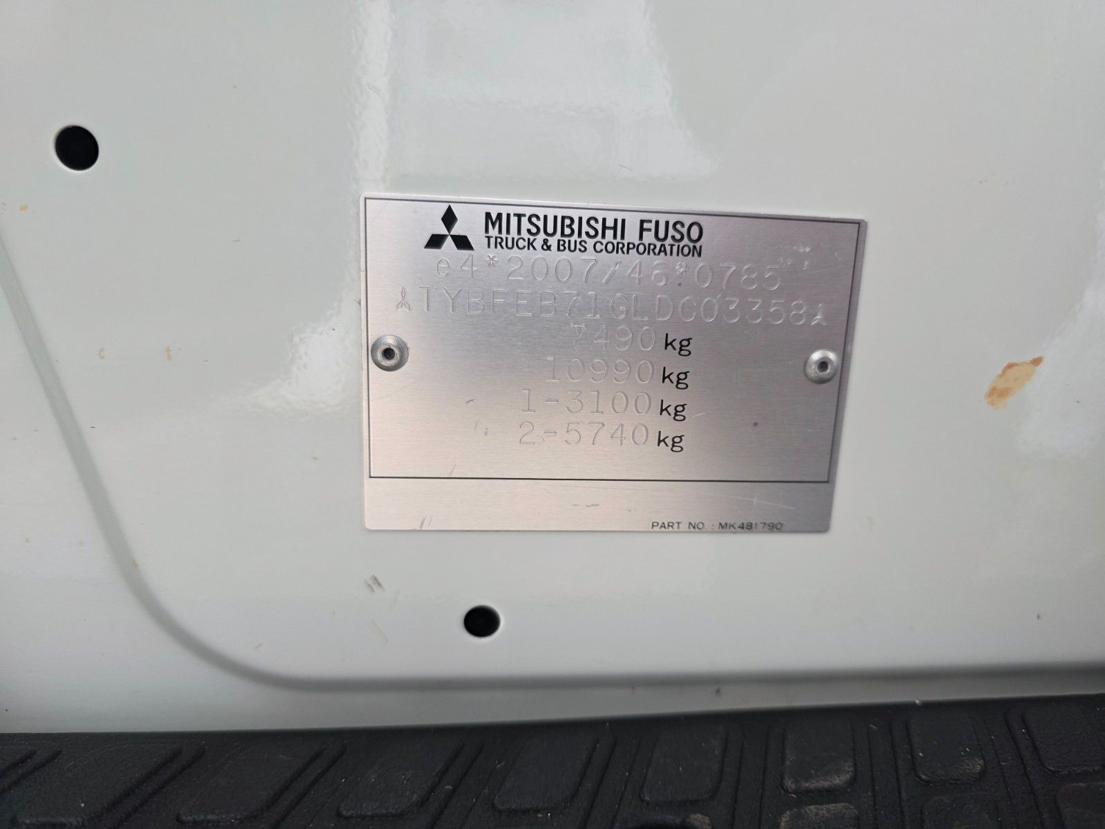 Fahrzeugabbildung Mitsubishi Fuso Canter 7C18D DoKa 7 Sitze AHK