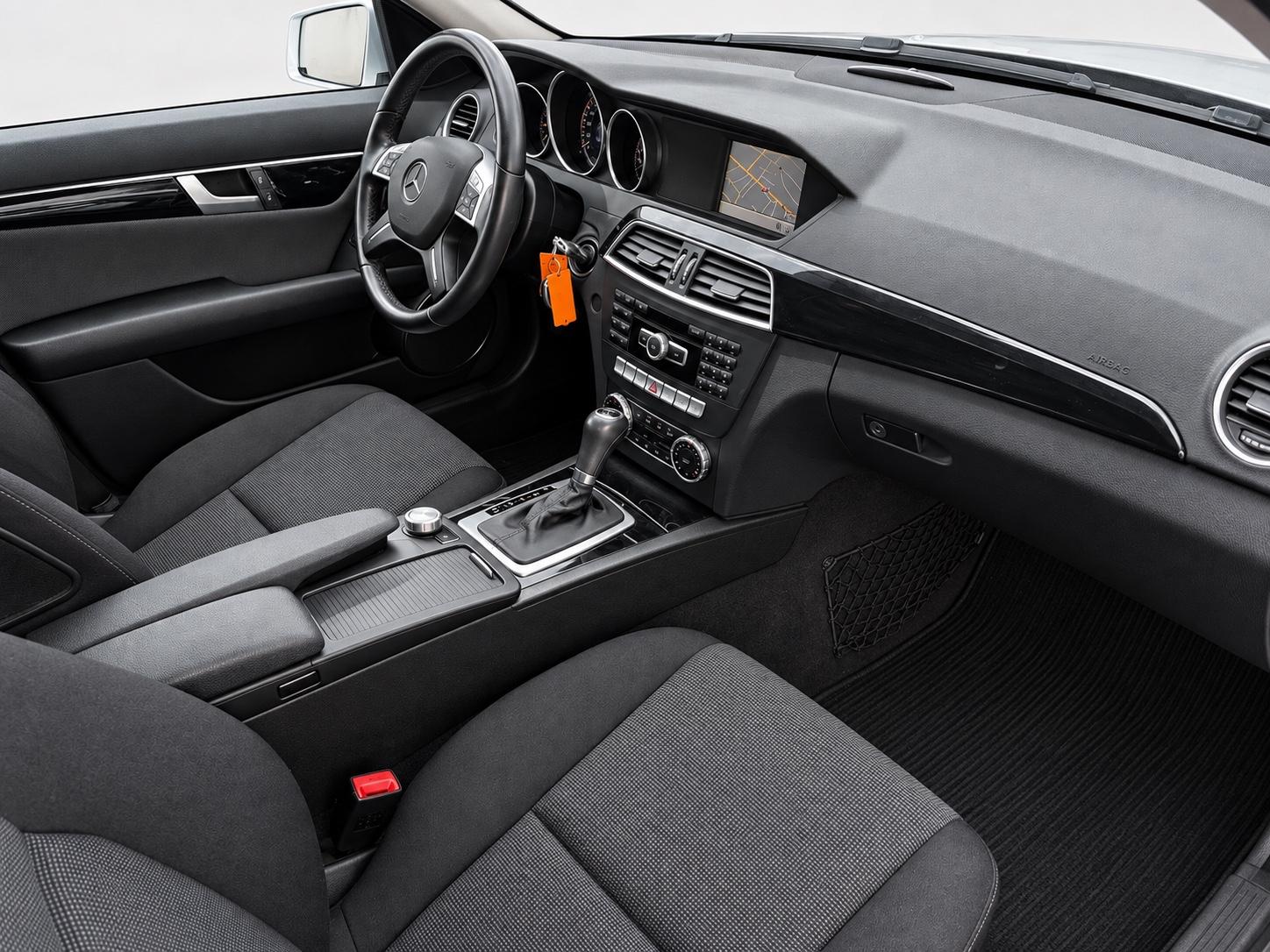 Mercedes-Benz C 180 CGI - AHK | NAVI | PTS | SHZ
