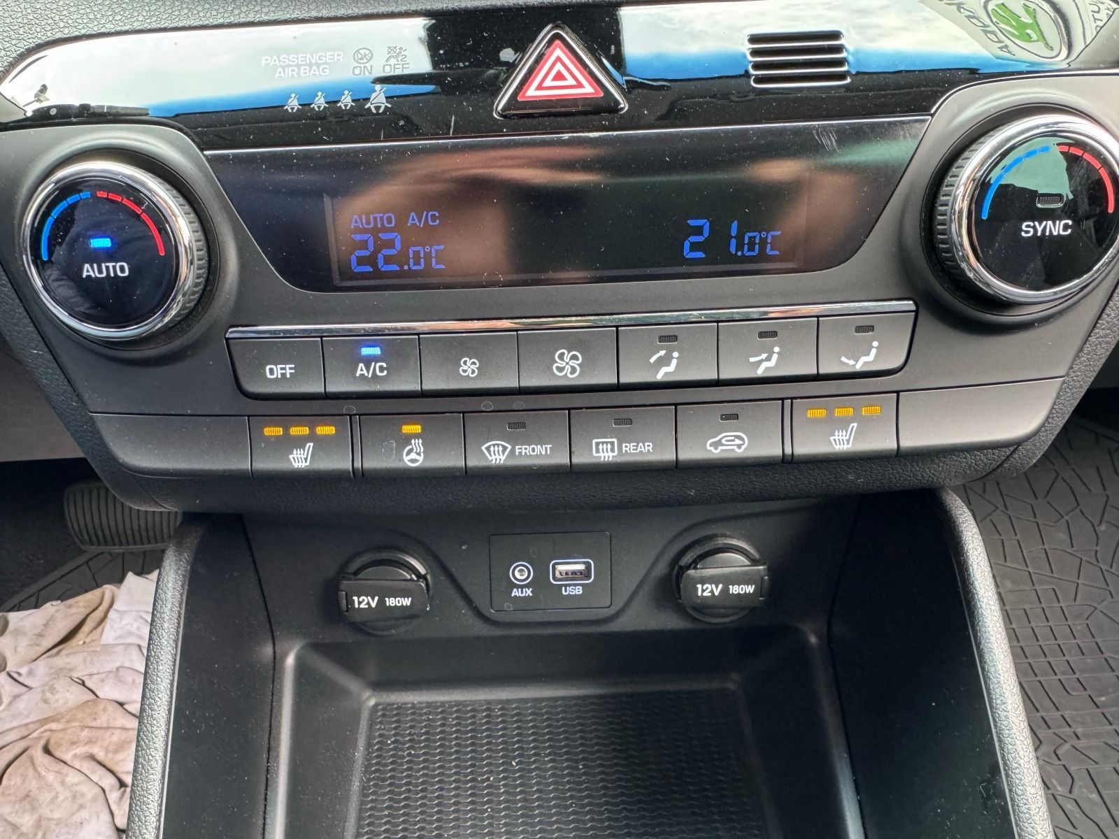 Fahrzeugabbildung Hyundai Tucson 2.0 CRDi 4WD Automatik*RFK*AHK*eHeck*NAVI