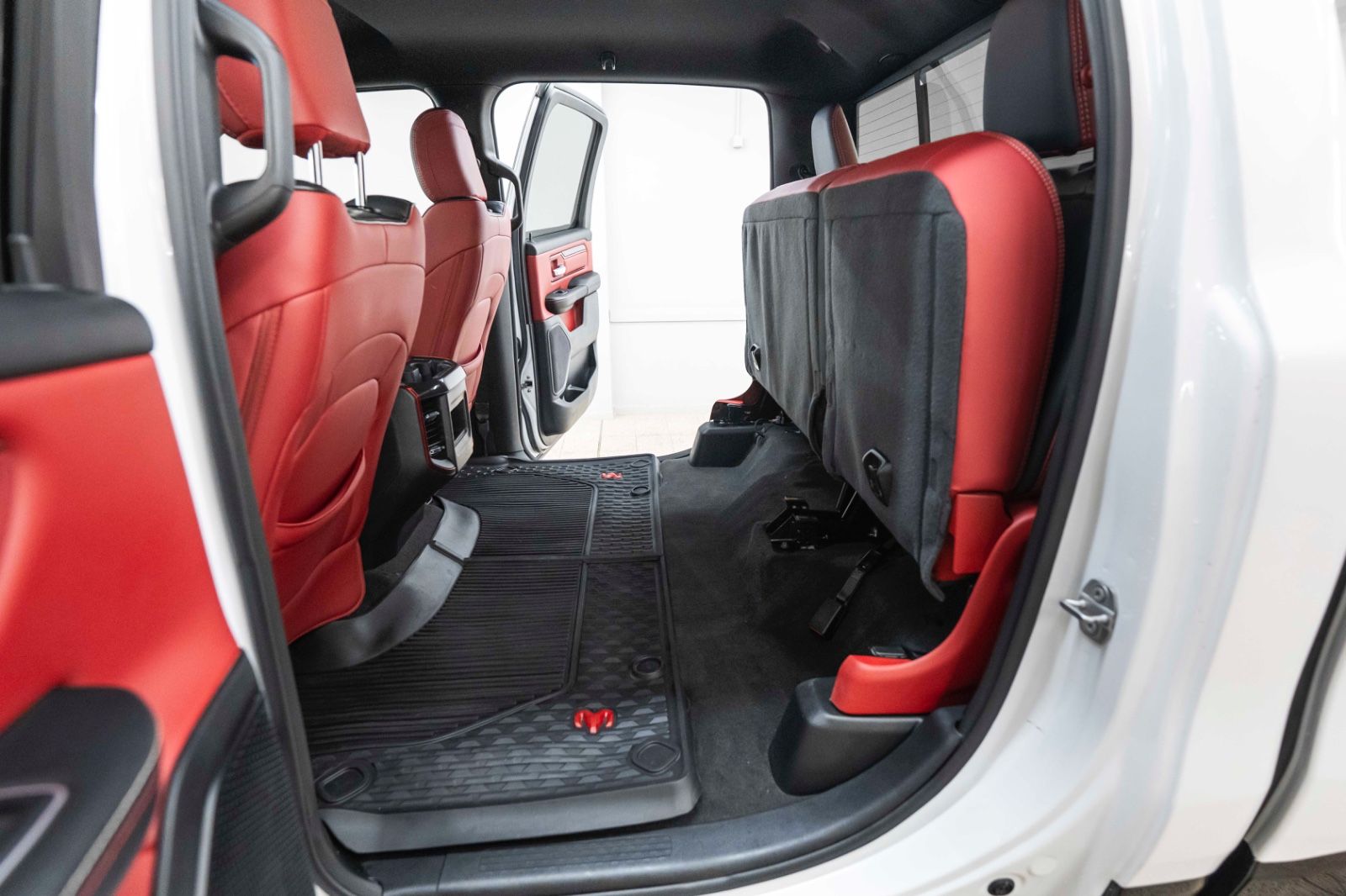 Fahrzeugabbildung Dodge RAM 1500 REBEL 5,7L CARPLAY KAM AHK M+S TEMPOMAT