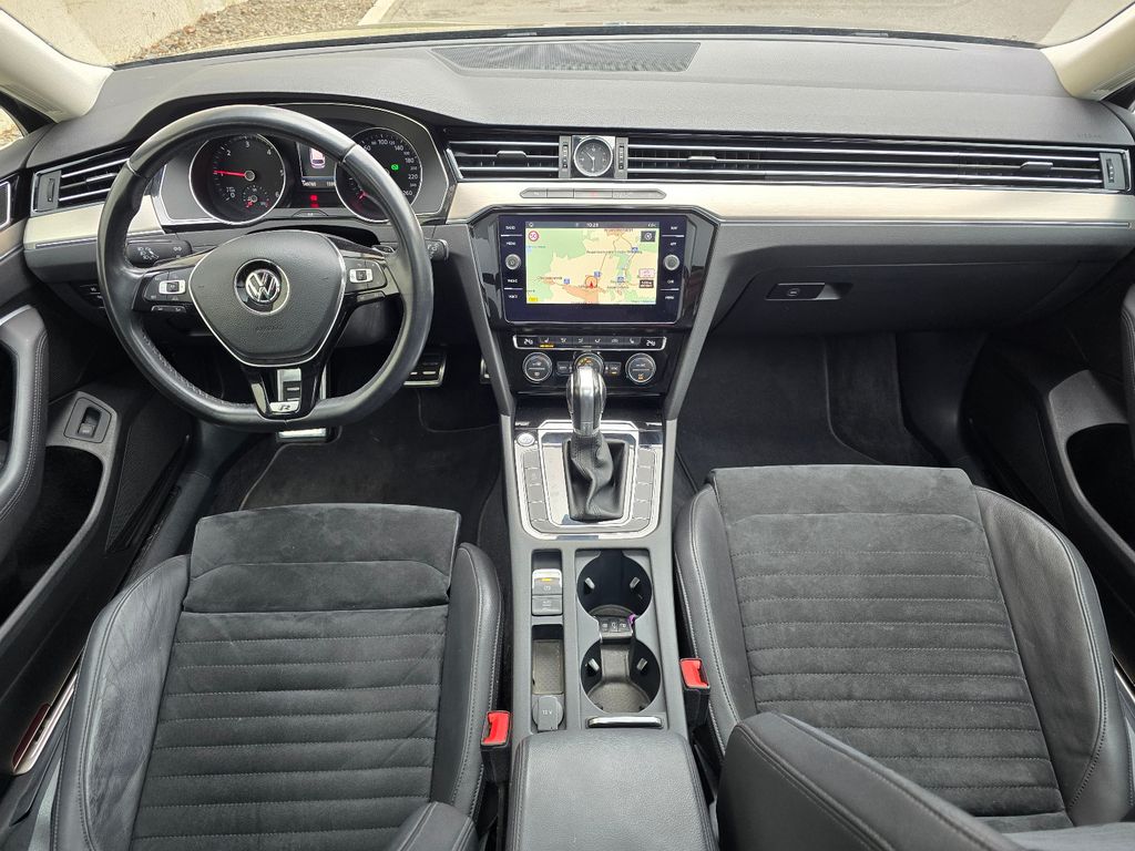 VW Passat Variant R-Line 2.0TDI 150PS DSG Pano DAB VW Passat Variant R-Line 2.0TDI 150PS DSG Pano DAB