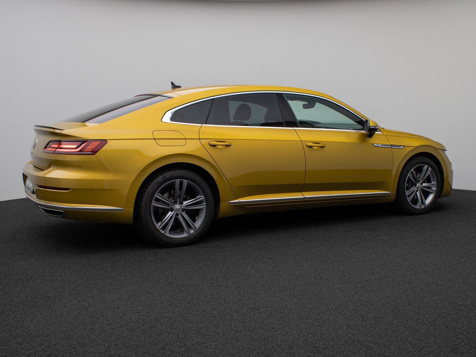 Fahrzeugabbildung Volkswagen Arteon R-Line Kamera Fernlichtassist ACC 8Fach