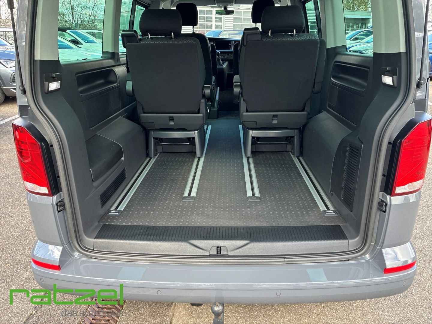Fahrzeugabbildung Volkswagen T6.1 Multivan Family Trendline 4 Sitze AHK Navi
