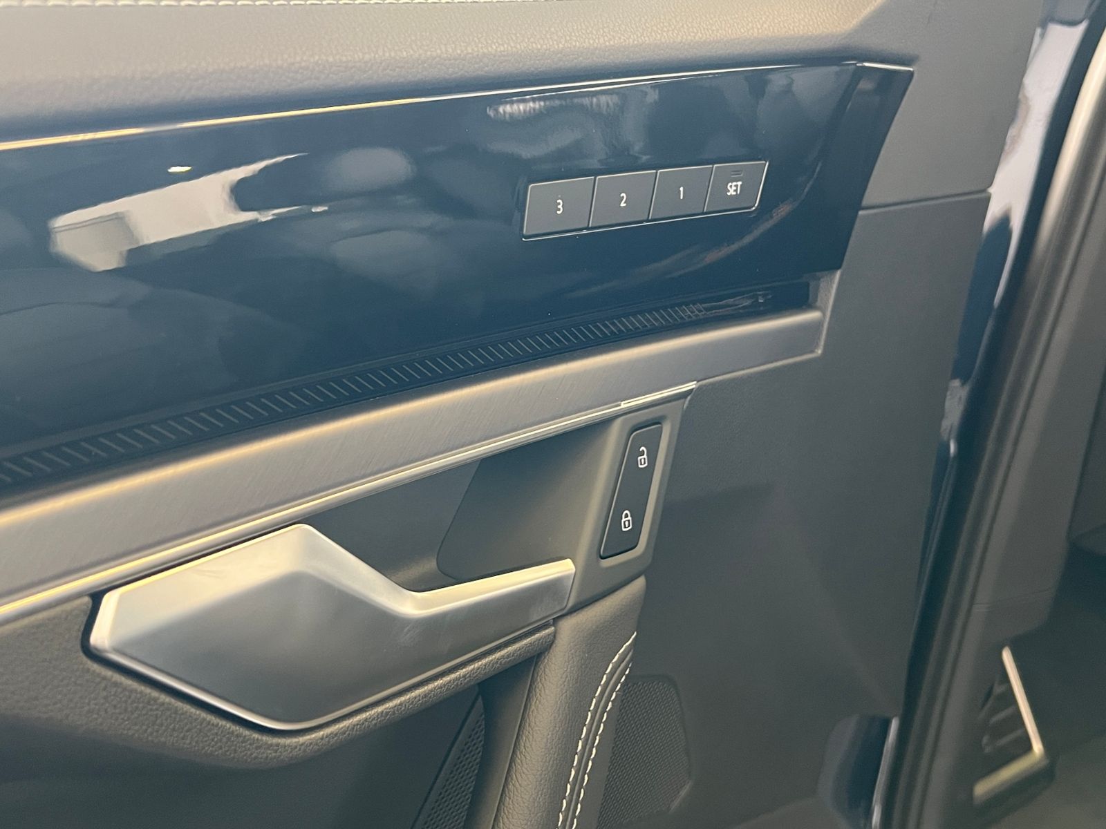 Fahrzeugabbildung Volkswagen Touareg R-Line 3.0 V6 TDI 4MOTION *AHK, LED, Luf