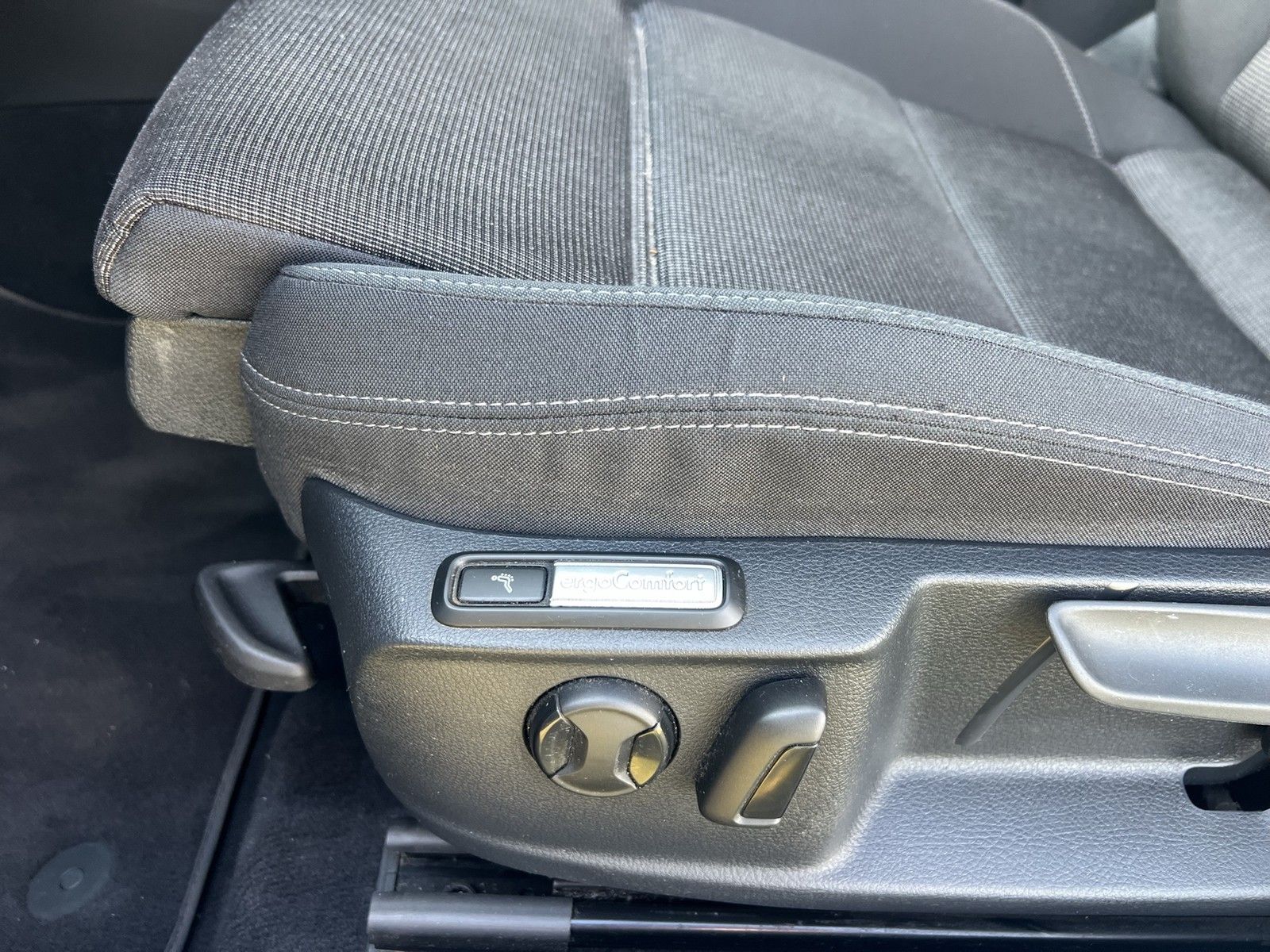 Fahrzeugabbildung Volkswagen Passat Variant TSI Comfortline BMT LED Navi ACC