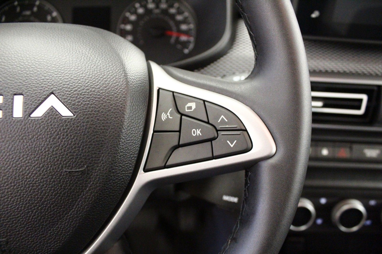 Fahrzeugabbildung Dacia Sandero TCe 100  Benzin /Expression*Winterpaket*