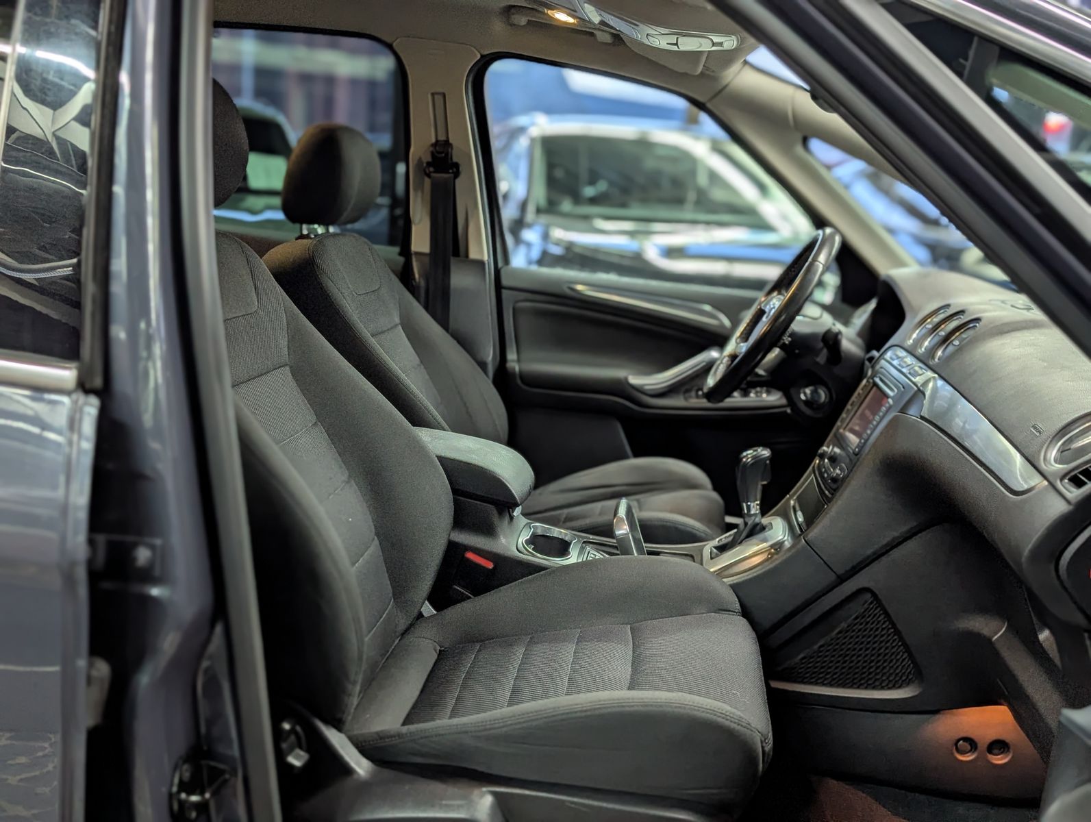 Fahrzeugabbildung Ford S-MAX Titanium SHZ*PDC*TEMP*NAVI*7 SITZER