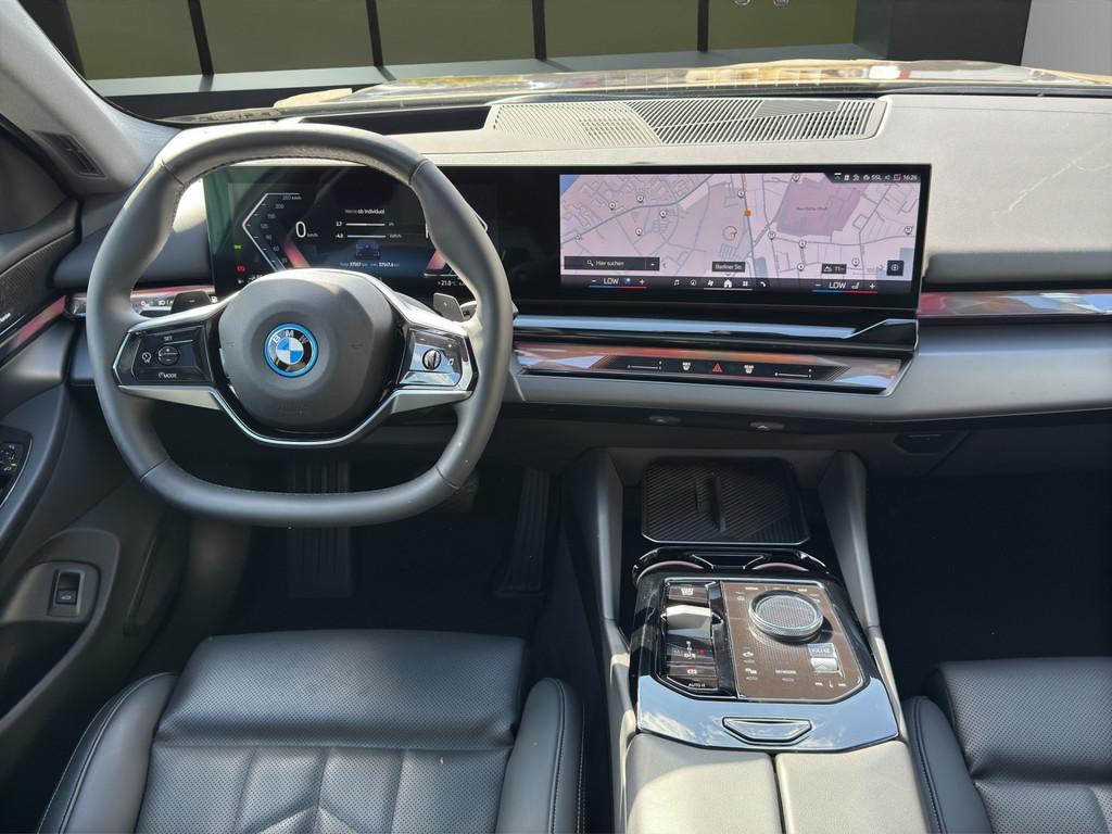 BMW 530e Lim. HYBRID LED NAVI HUD PANO ACC 360° 19"
