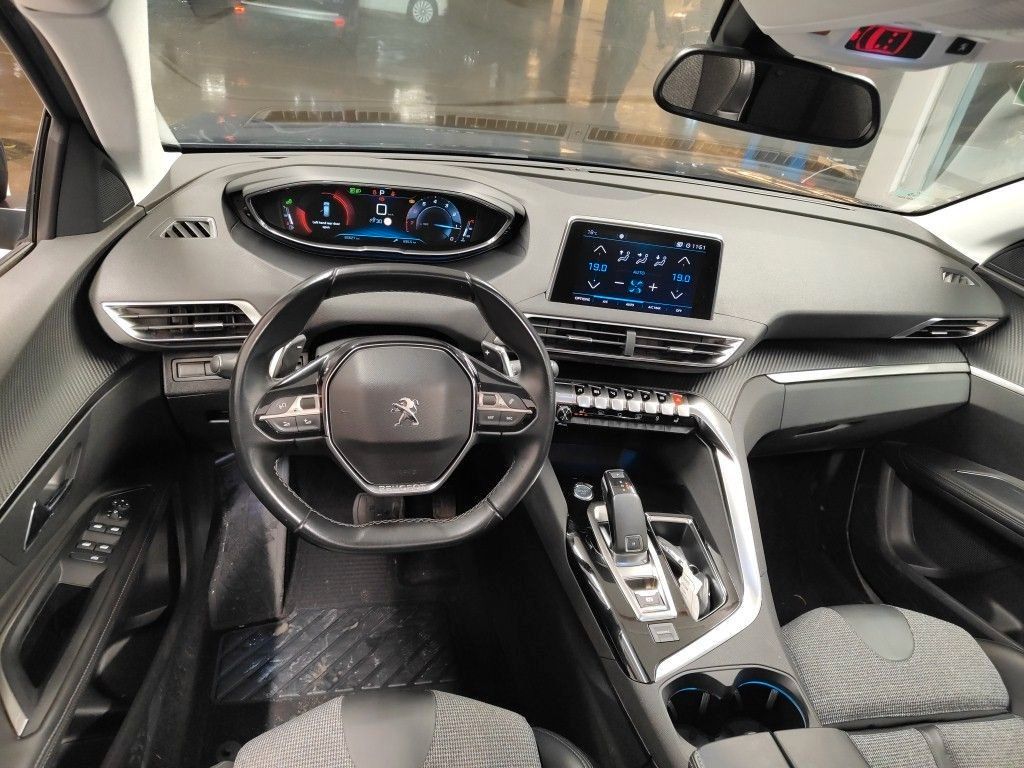 Fahrzeugabbildung Peugeot 5008 Allure 1.2T LED/NAVI/SHZ/AHK/PANO/MEMORY