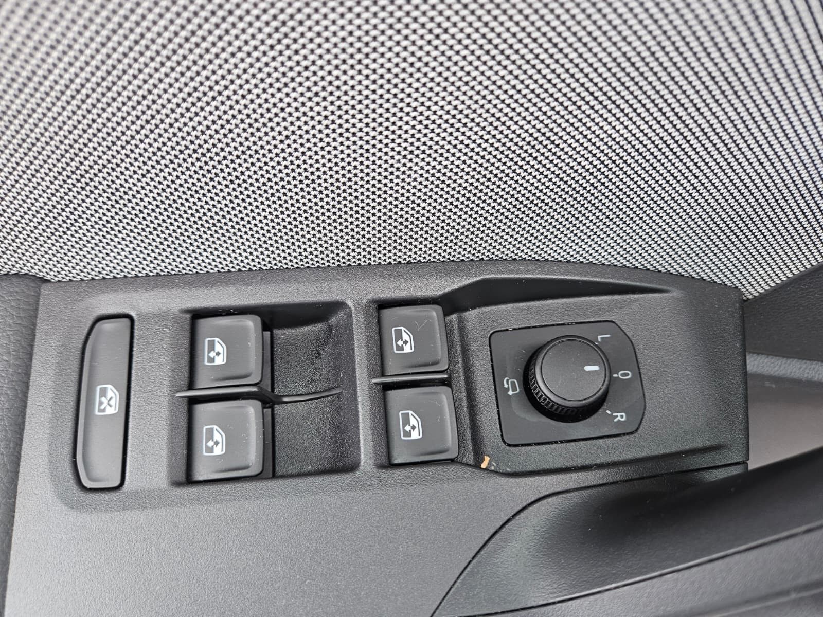 Fahrzeugabbildung SEAT Arona 1.5 TSI DSG FR Black Edition*LED*ACC*