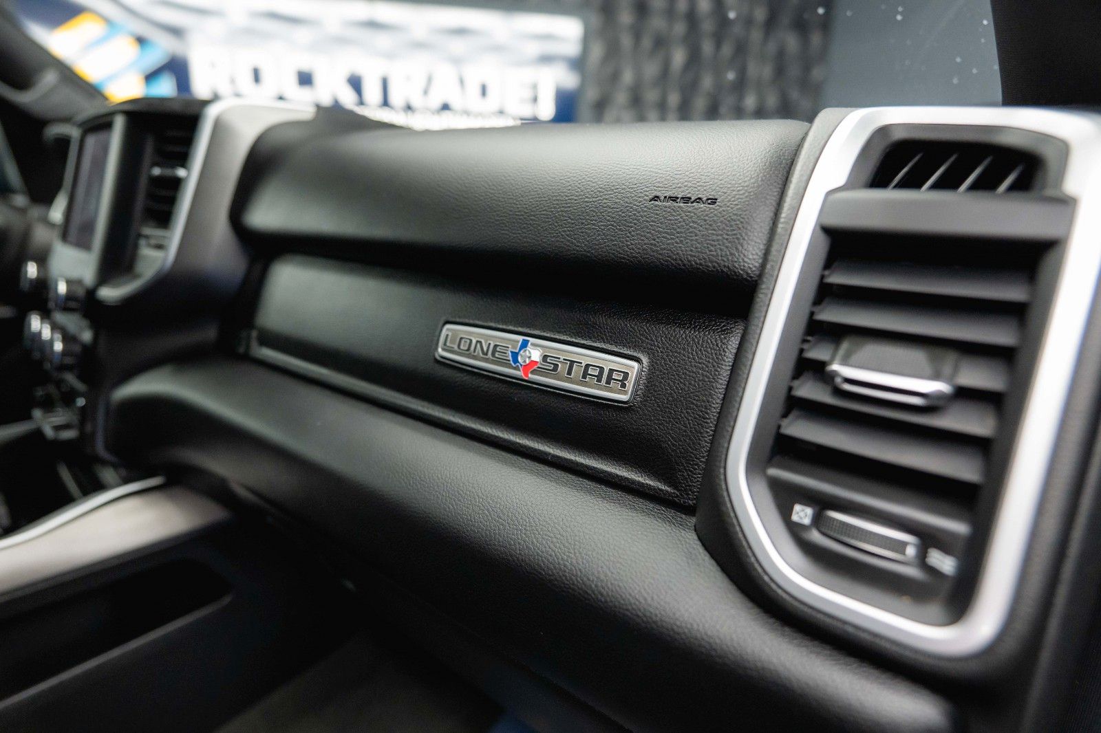 Fahrzeugabbildung Dodge RAM 5.7 V8 HEMI 4x4 OFFROAD Night-Paket *LED*19%