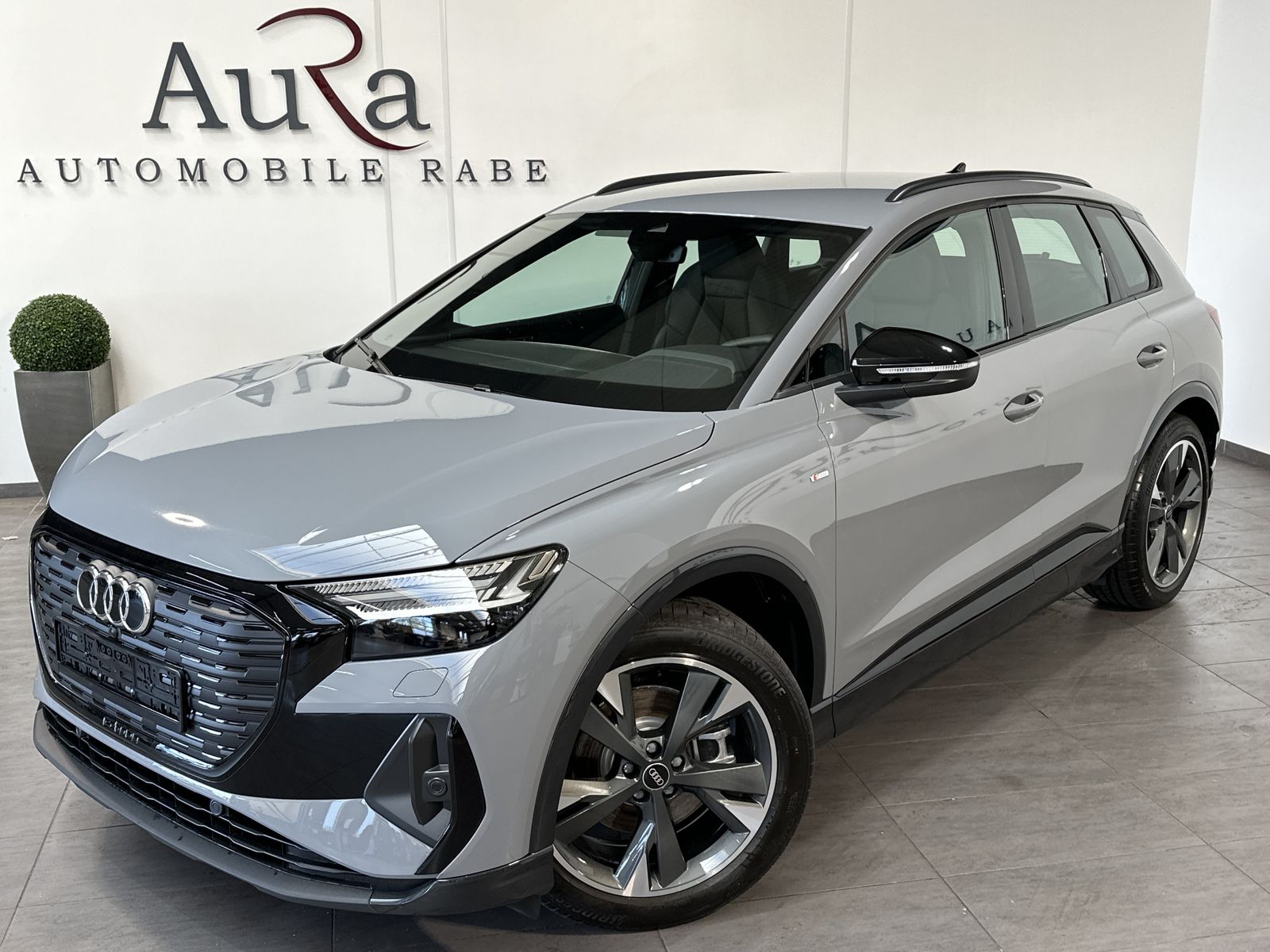Fahrzeugabbildung Audi Q4 e-tron 35 S-Line Black NAV+LED+20ZO+V-COCKPIT