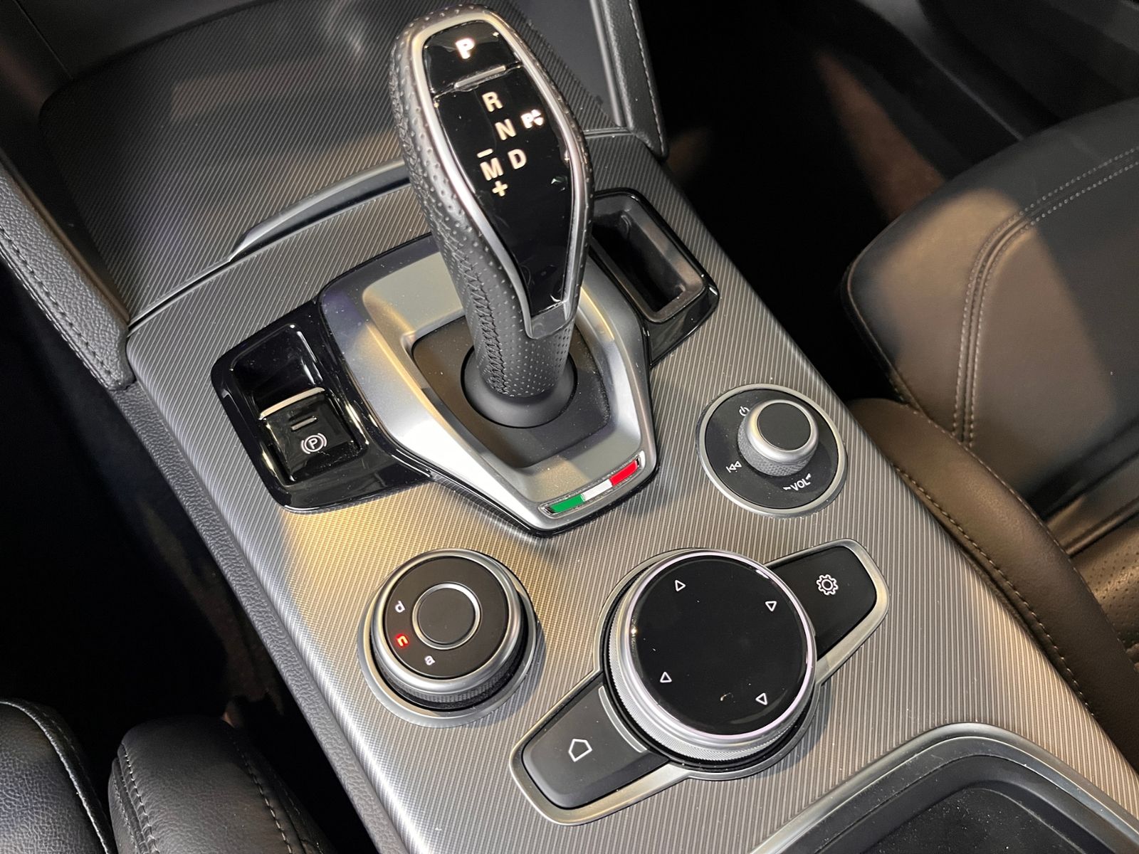 Fahrzeugabbildung Alfa Romeo Stelvio Veloce Q4 ACC NAVI LEDER AHK