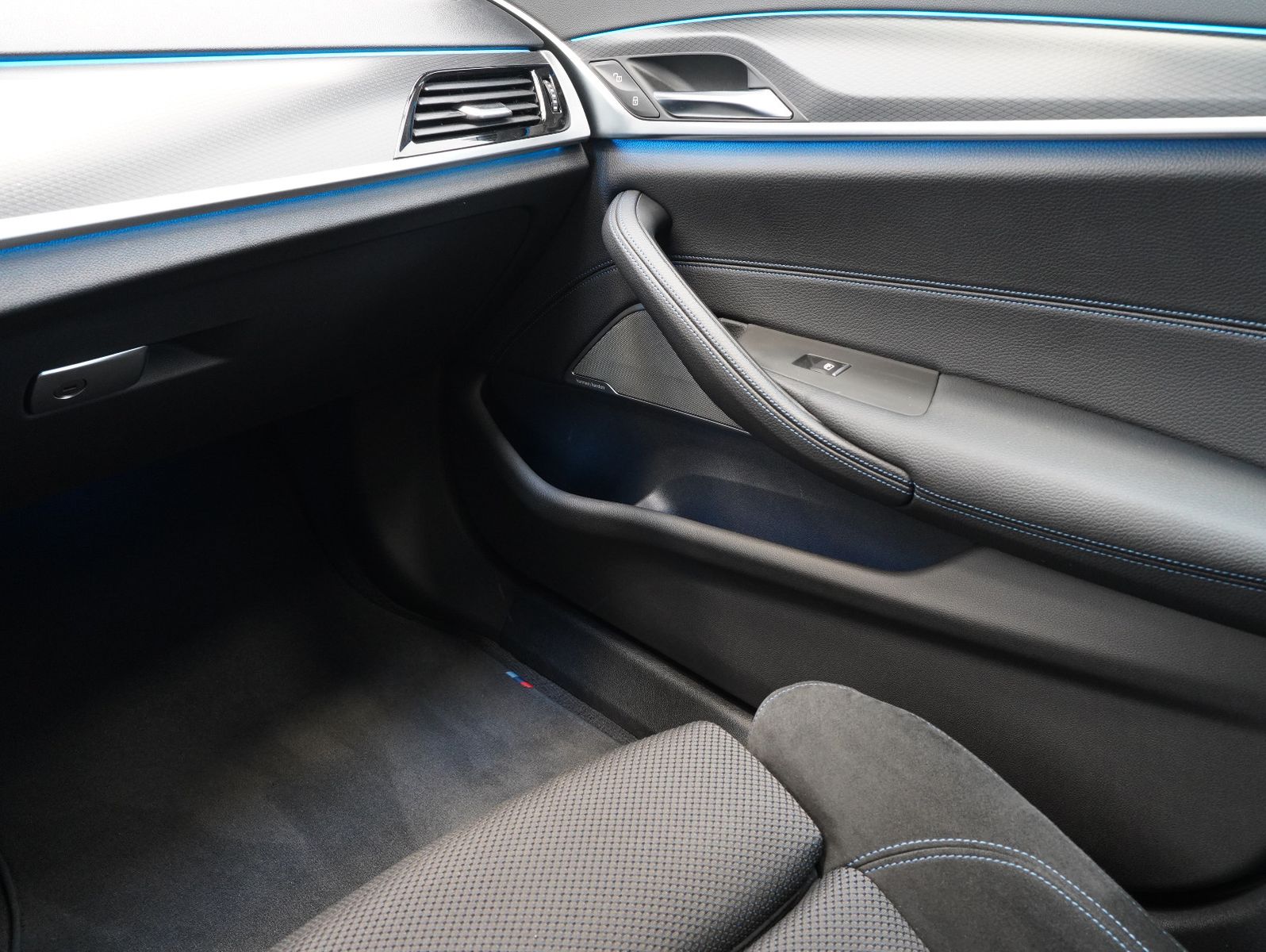 Fahrzeugabbildung BMW 530 e Touring M Sport SHADOW/HEAD-UP/LASER/AHK