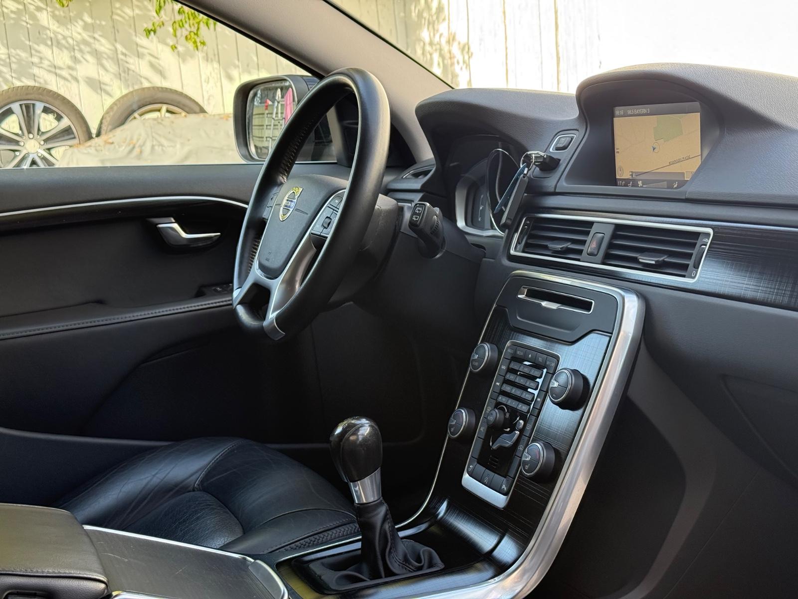 Volvo XC70 D4 163 ch Momentum • Cuir • GPS • Bi-Xénon • Webasto • Sièges enfants intégrés