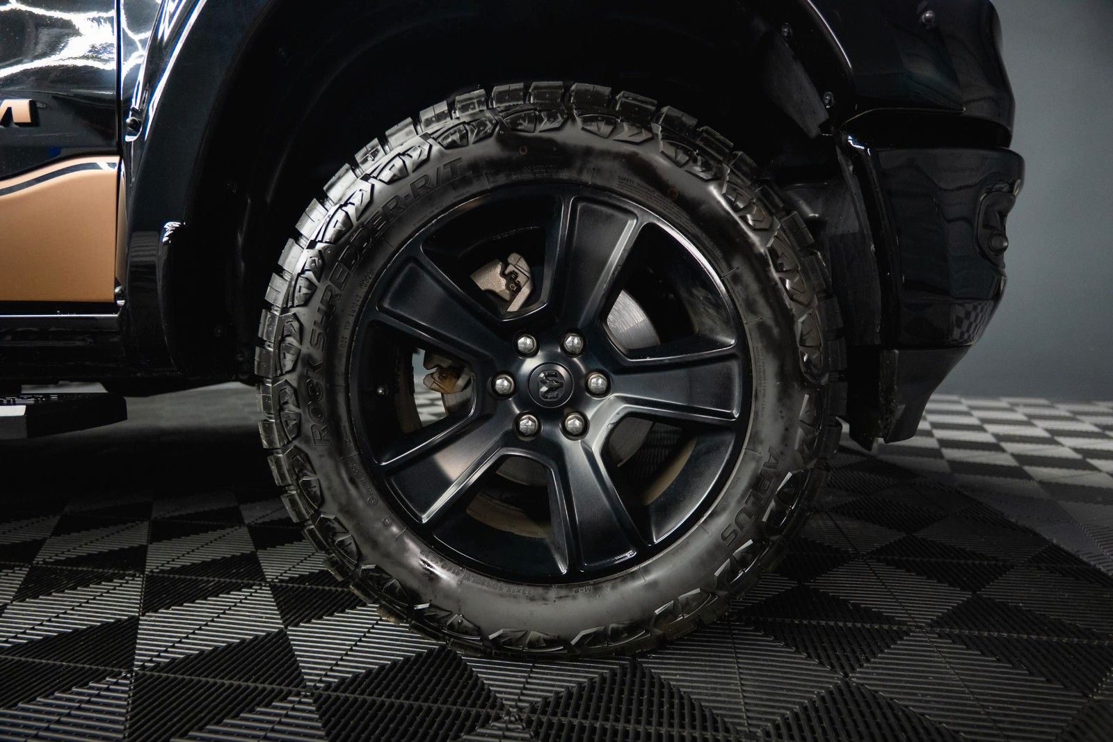 Fahrzeugabbildung Dodge RAM 5.7 V8 HEMI 4x4 Offroad Night-Edition LPG