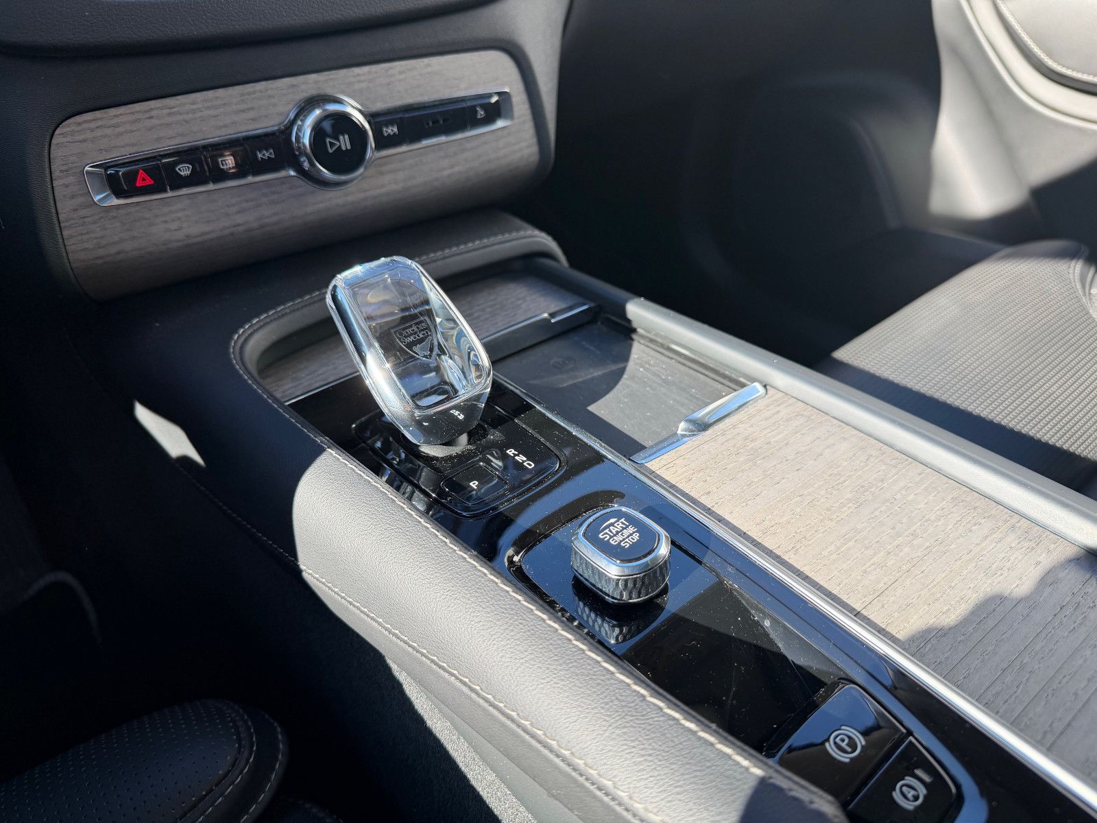 Fahrzeugabbildung Volvo XC90 T8 AWD Ultimate Dark*LUFT*AHK*360°*Massage*