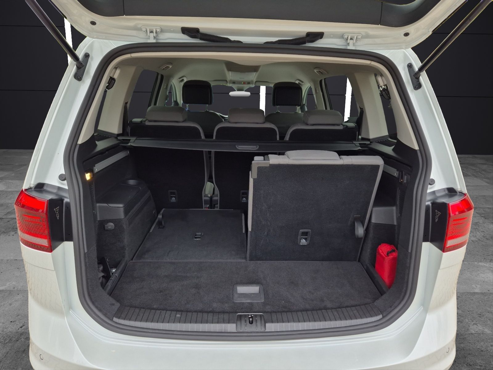 Fahrzeugabbildung Volkswagen Touran TDI Highline DSG 7-Si LED AHK Navi AID AC