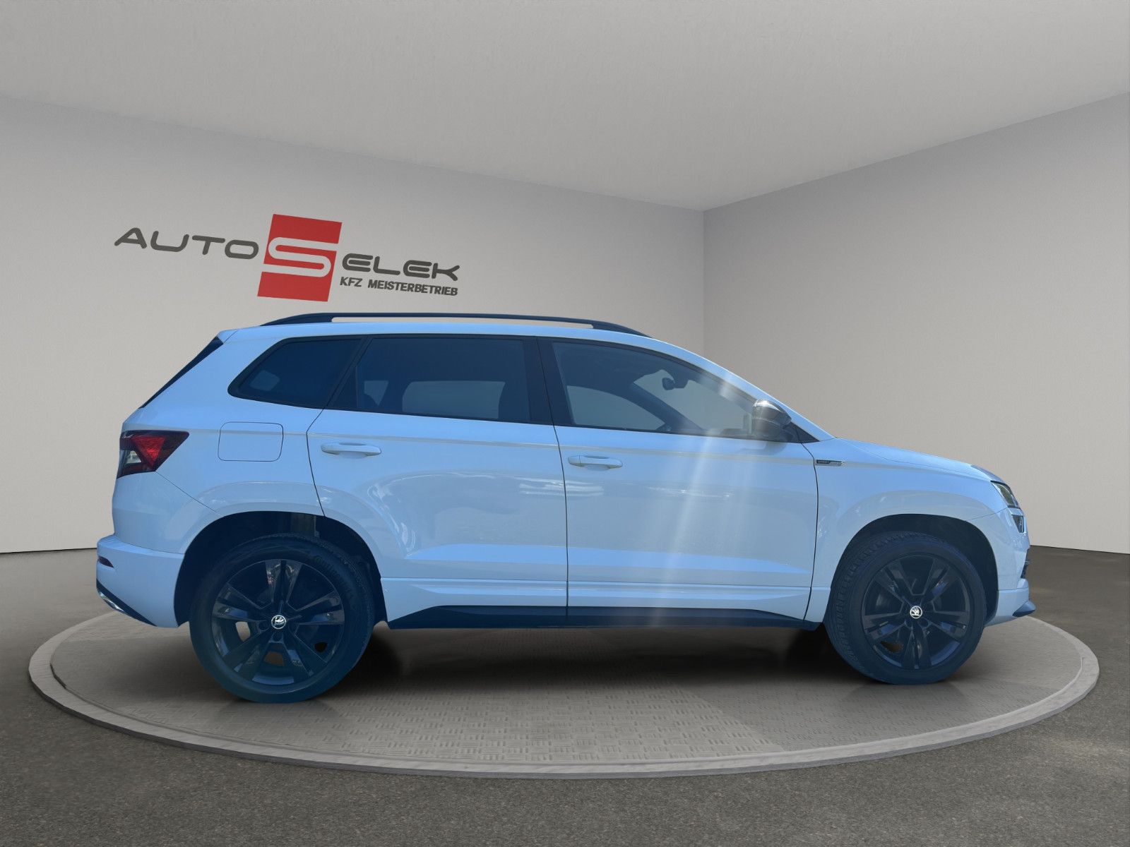 Fahrzeugabbildung SKODA KAROQ SPORTLINE DSG LED AHK APP KAMERA