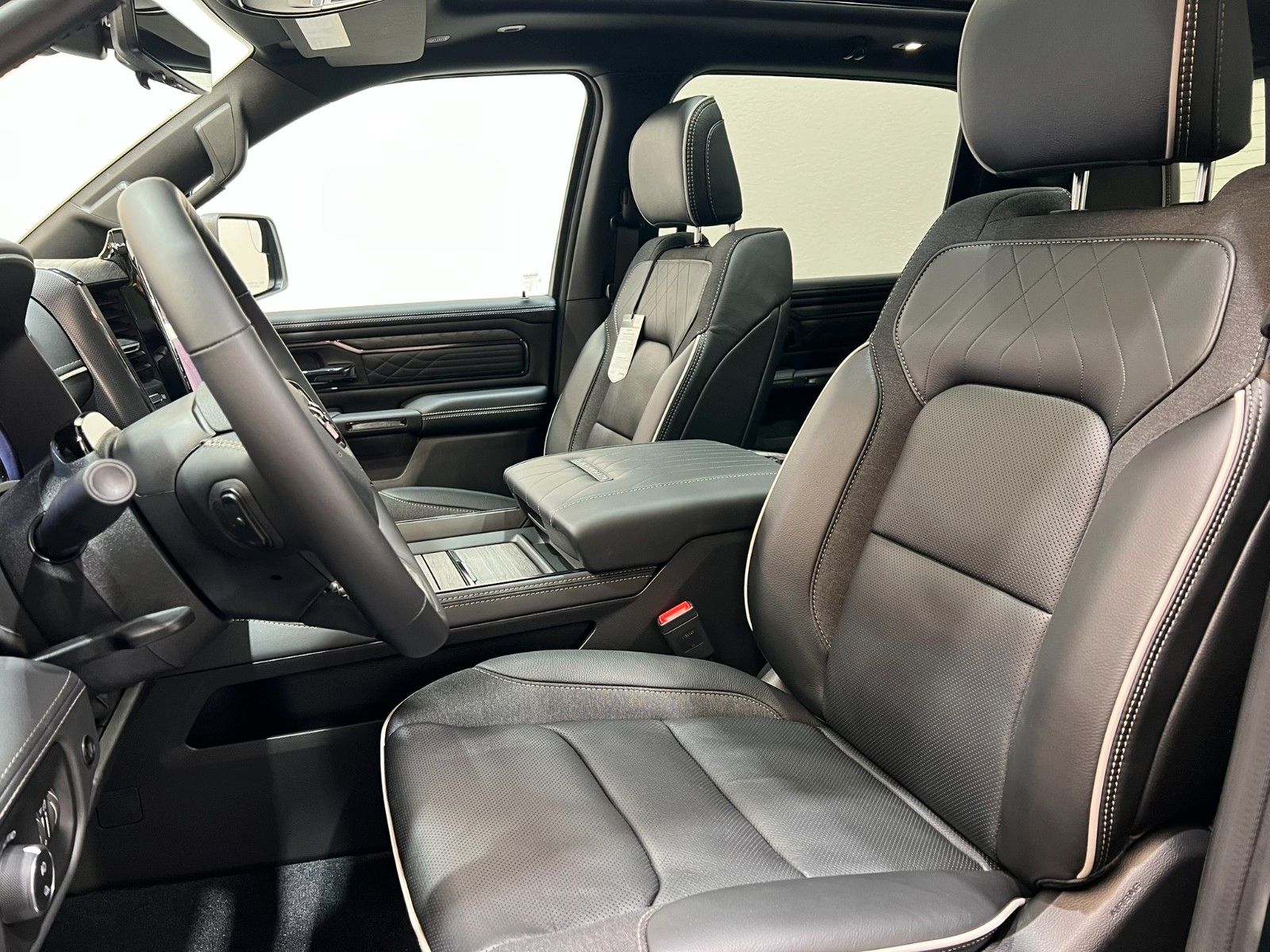 Fahrzeugabbildung Dodge RAM 1500 Limited Night  5,7L V8 HEMI