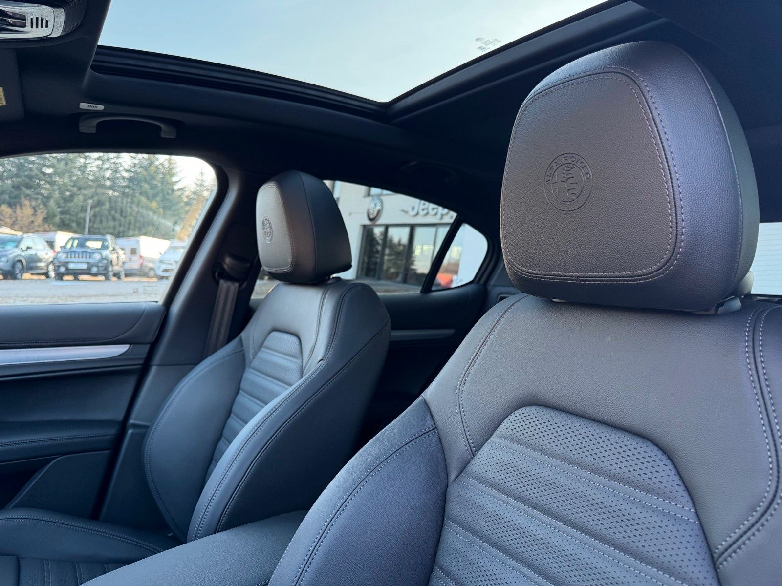 Fahrzeugabbildung Alfa Romeo Stelvio VELOCE 280 PS Glasdach Memory AHK elektr