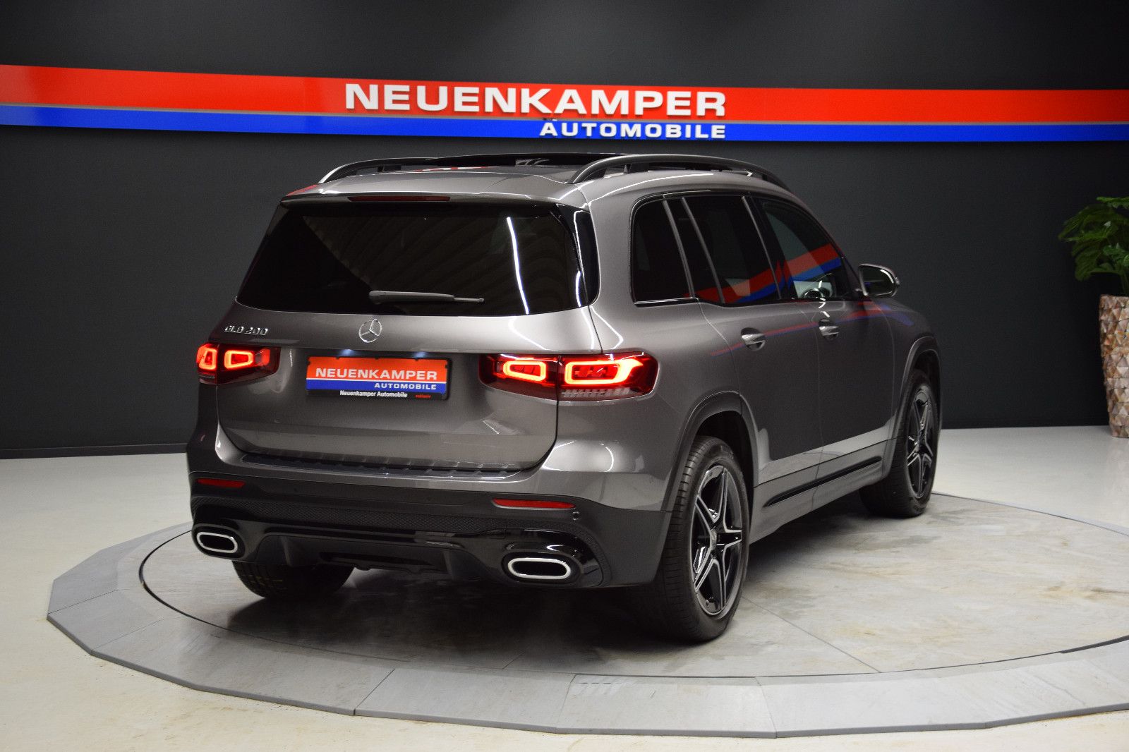 Fahrzeugabbildung Mercedes-Benz GLB 200 AMG Line 7Sitze Pano Ambi Widescreen AHK