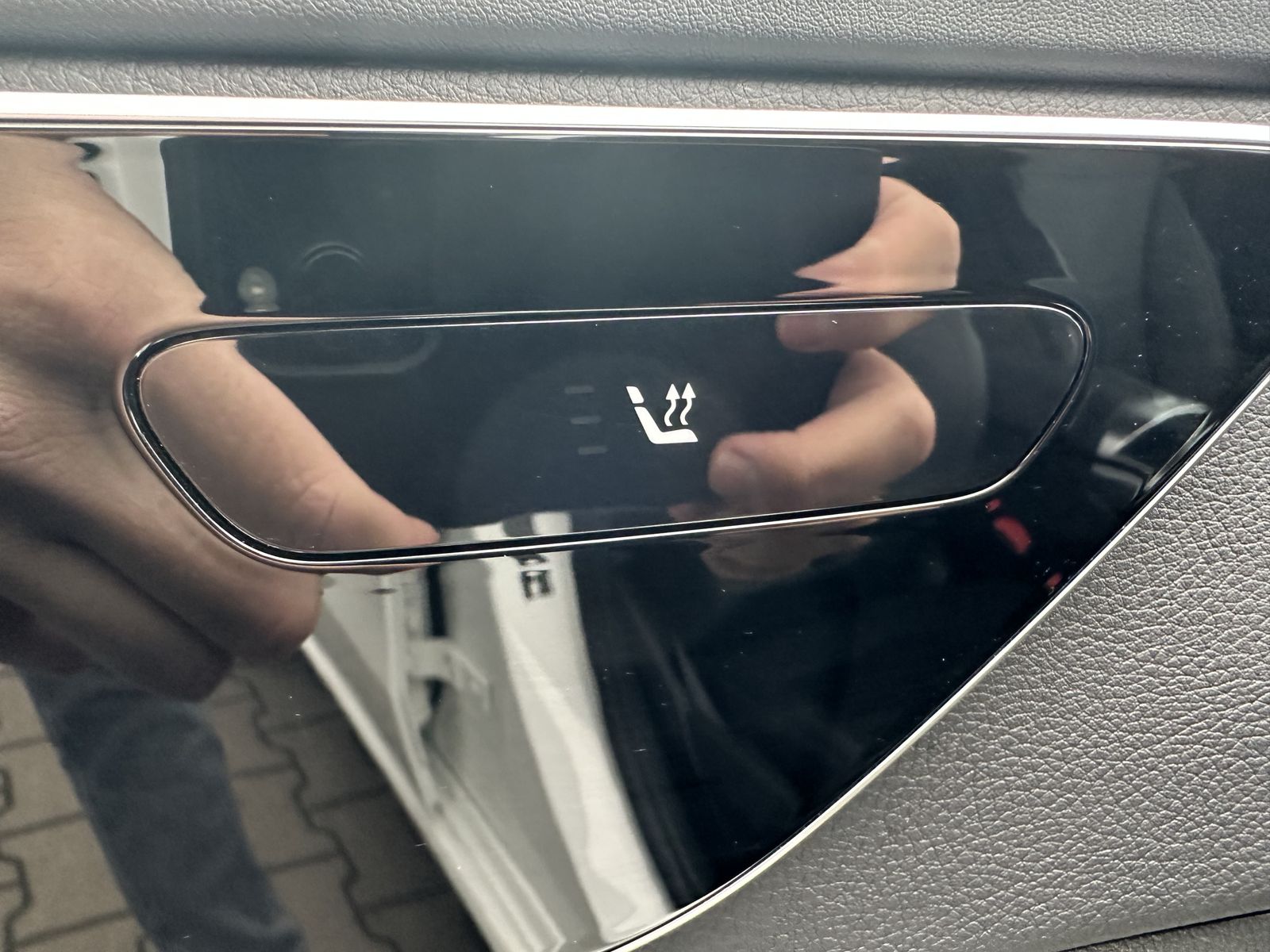 Fahrzeugabbildung Mercedes-Benz C 300e T Avantgarde Night-Paket NAV+LED+ACC+KAM