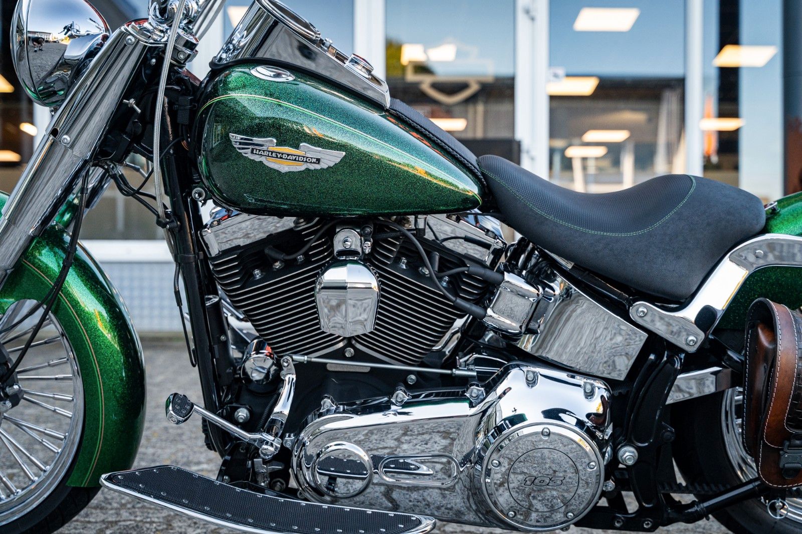 Fahrzeugabbildung Harley-Davidson FLSTN Softail Deluxe 103 - Chicano Candy Green