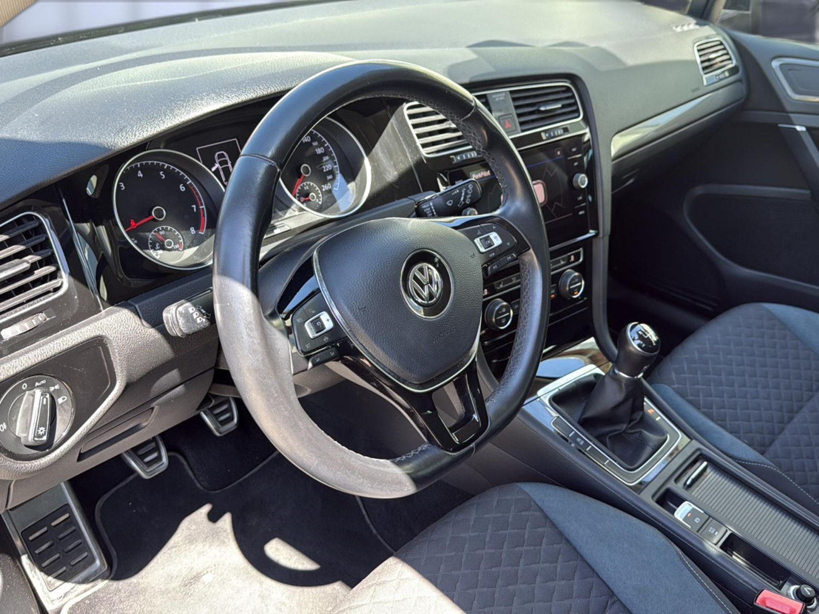 Fahrzeugabbildung Volkswagen Golf VII Lim. IQ.DRIVE / unfallfrei